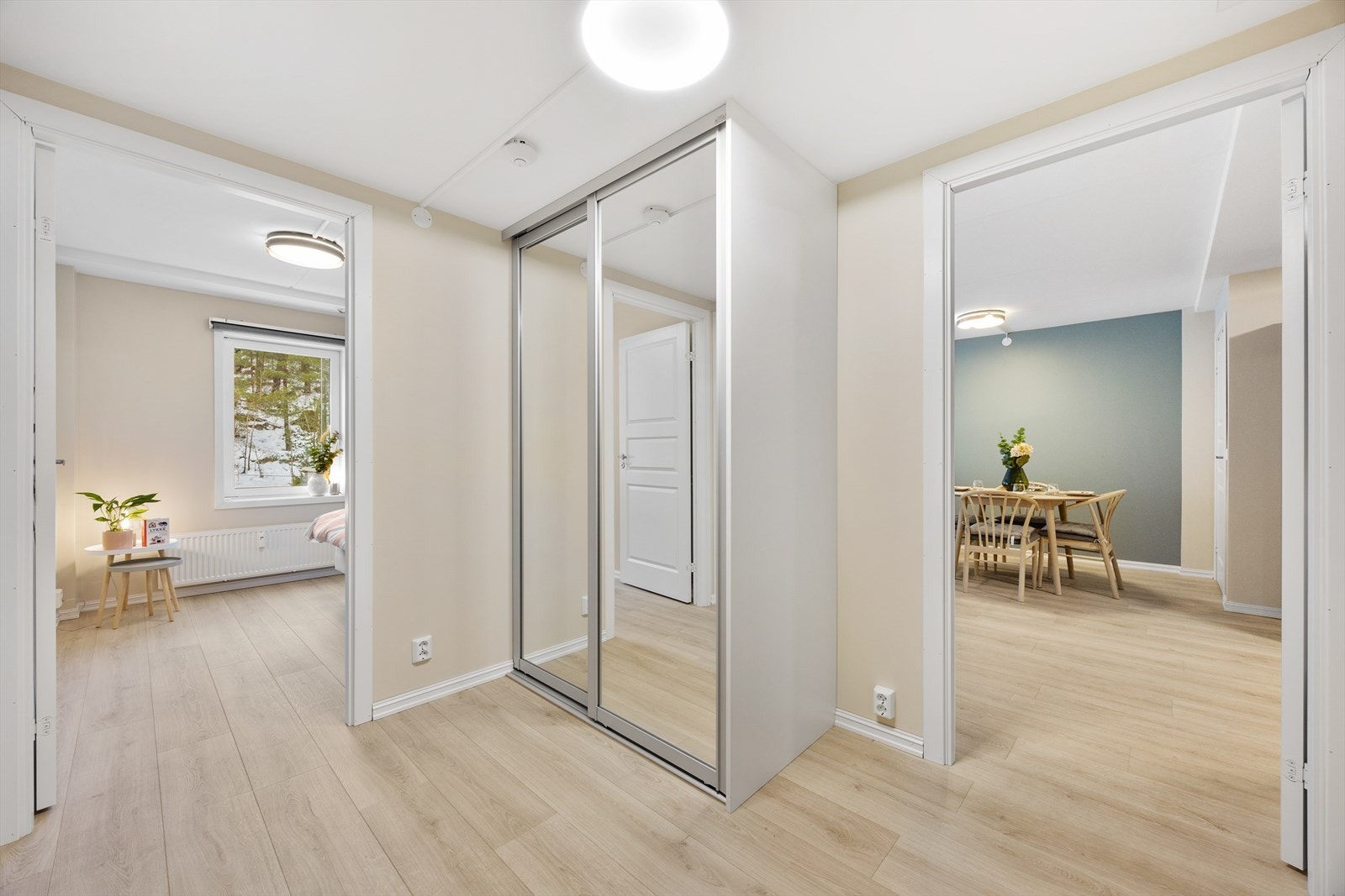 Lys gang med speilgarderobe. Galleribilde