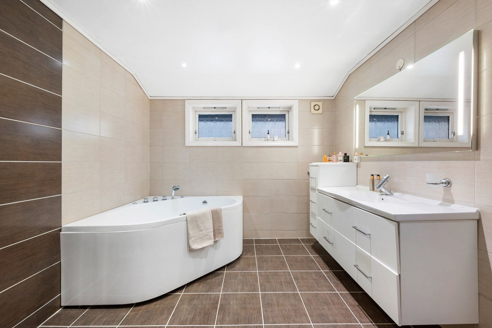 For ekstra komfort er badet utstyrt med downlights i tak og varmekabler i gulv. Galleribilde