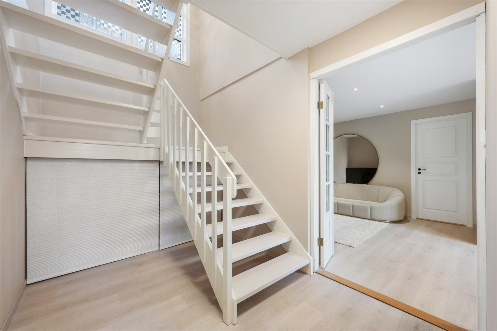 Trappen er nylig pusset opp med sparkling og maling. Galleribilde