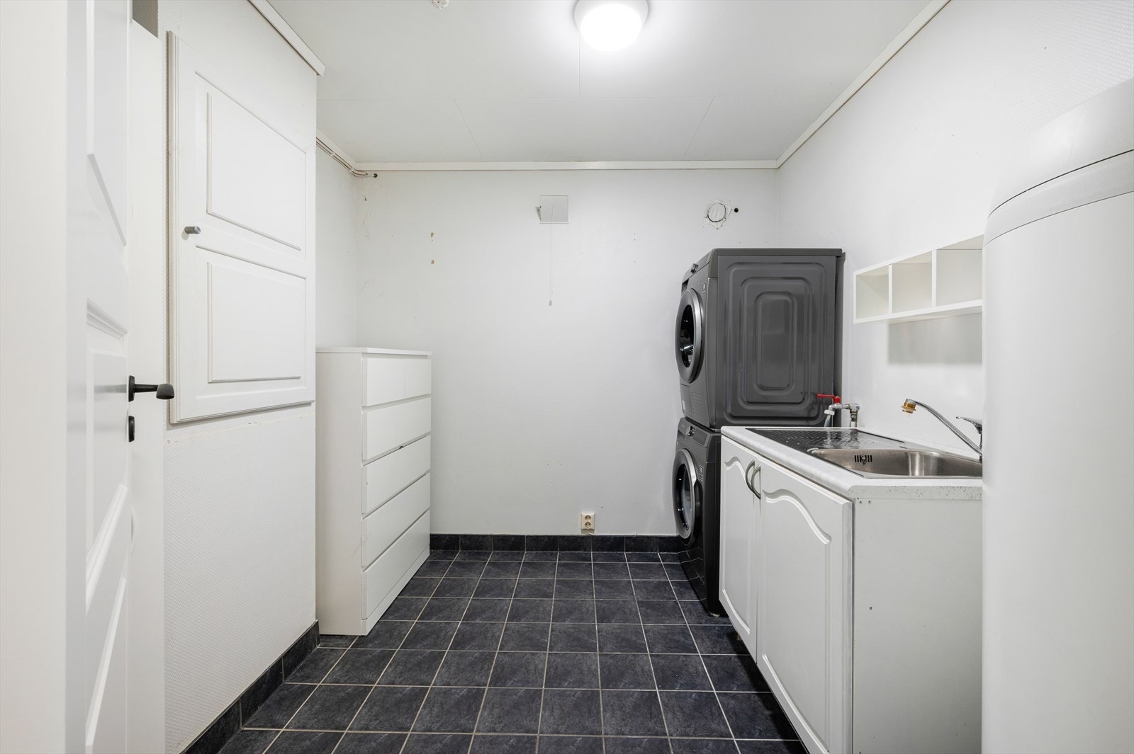 Vaskerommet er praktisk plassert i huset og har god plass til klesvask for hele familien. Vakserommet inneholder opplegg for vaskemaskin, utslagsvask, fordelerskap til rørsystemet og varmtvannsbereder. Varmtvannsberederen er av typen OSO og rommer 248L. Galleribilde