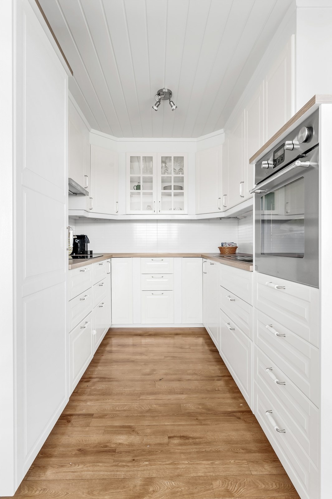 Moderne, lys kjøkkenløsning med rene linjer. Perfekt for matlaging og sosiale sammenkomster. God oppbevaringsplass og integrerte hvitevarer. Galleribilde