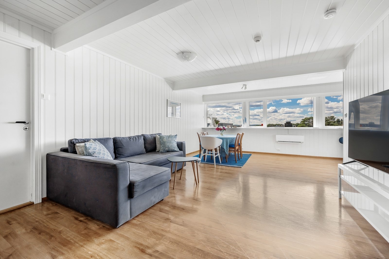 Lys og romslig stue med store vinduer som gir flott utsikt og naturlig lysinnslipp Galleribilde