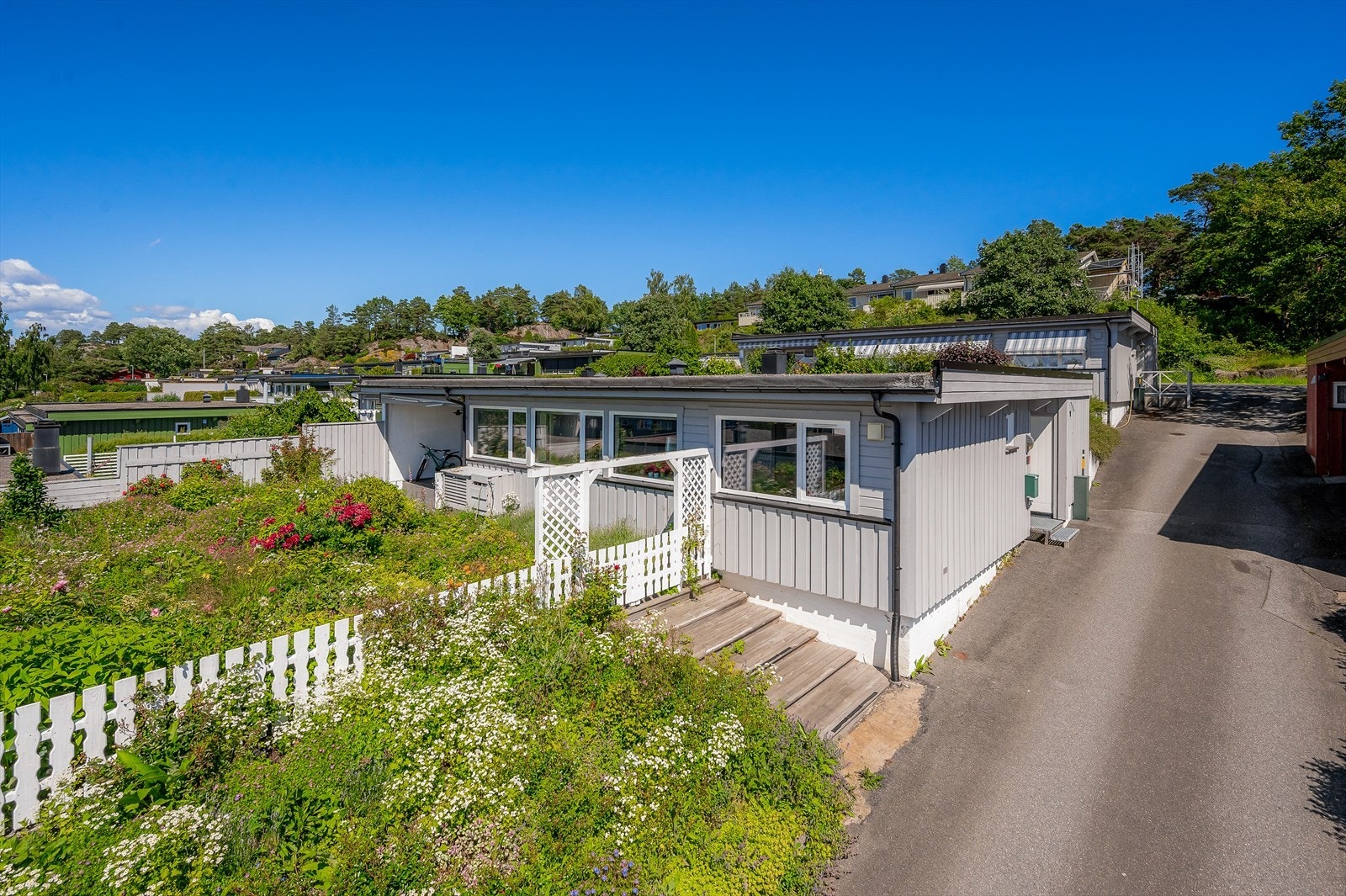 Velkommen til Brinken 43! En vertikaldelt tomannsbolig med frodig hage, beliggende i et naturskjønt område. Rolig nabolag med nærhet til skog og turstier. Galleribilde