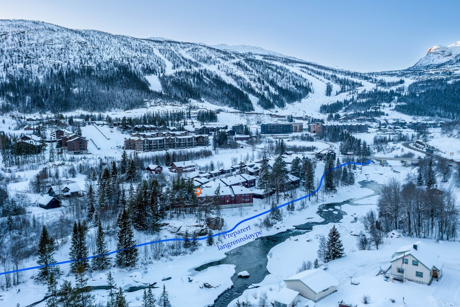 Beliggende i hjertet av Hemsedal, med kort avstand til skisenteret og skiløypene rett utenfor døren. Galleribilde
