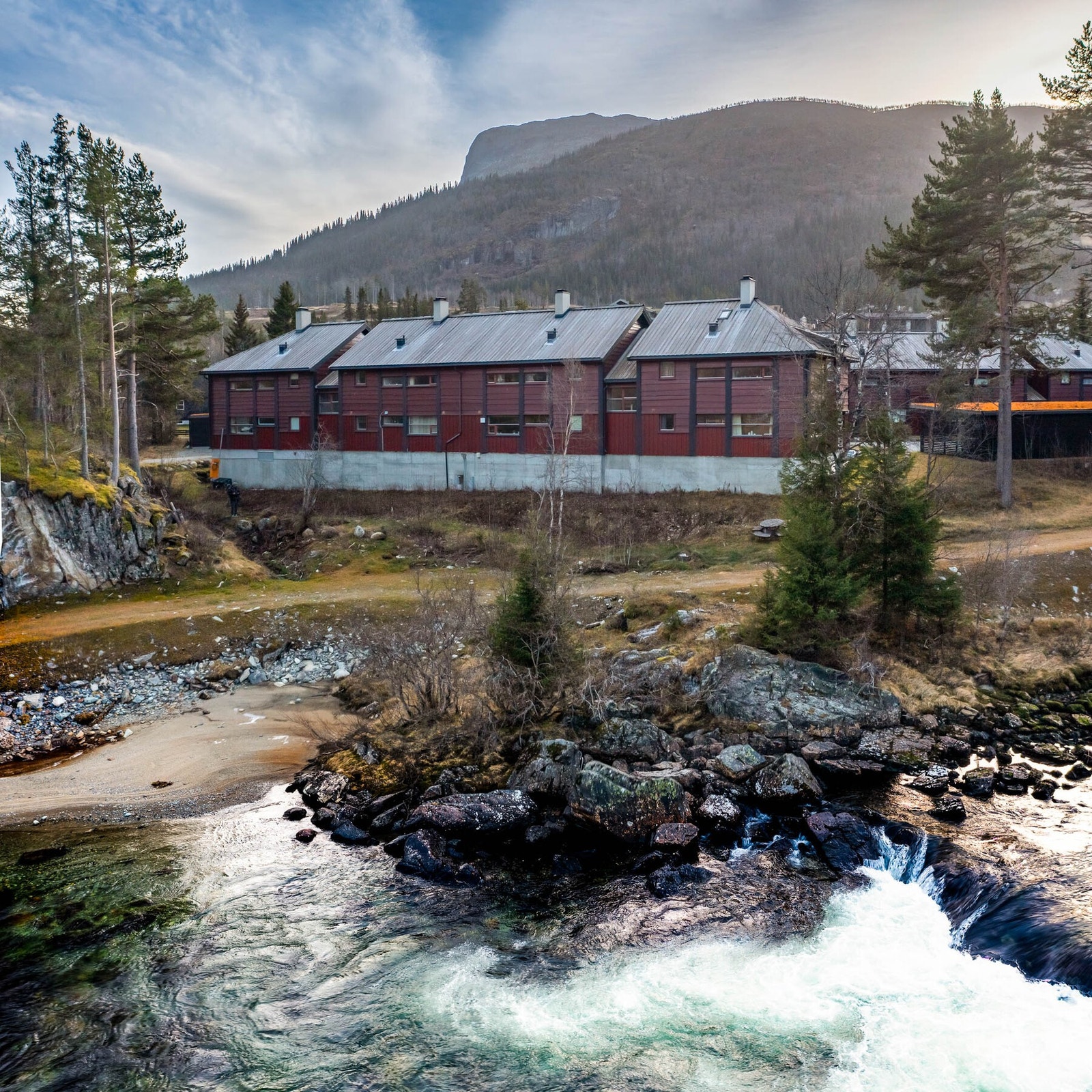 Hemsila renner rett utenfor leiligheten. Galleribilde