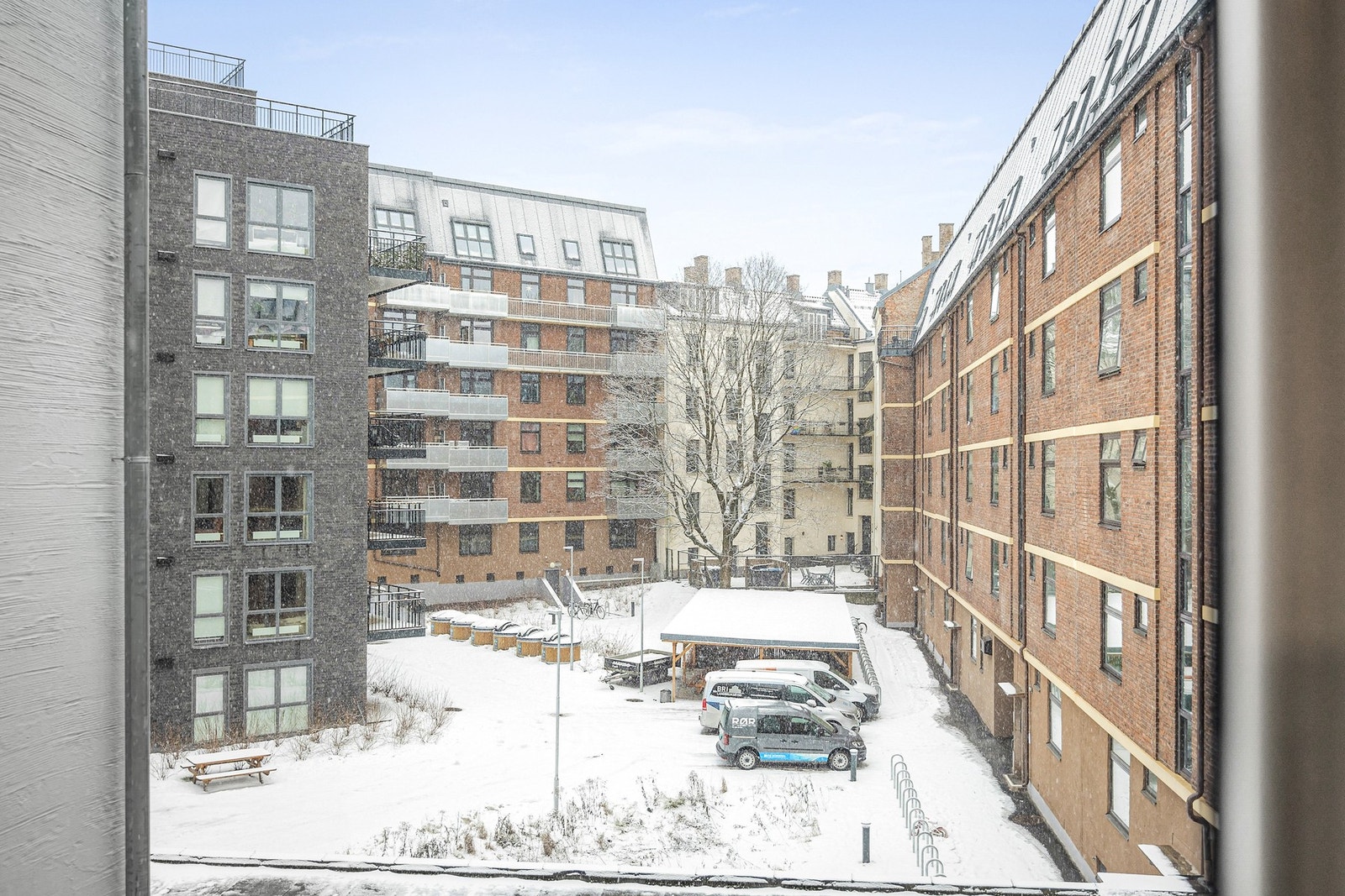 Leiligheten vender ut mot en stille og tilbaketrukket bakgård, som sikrer skjermede og fredelige omgivelser Galleribilde