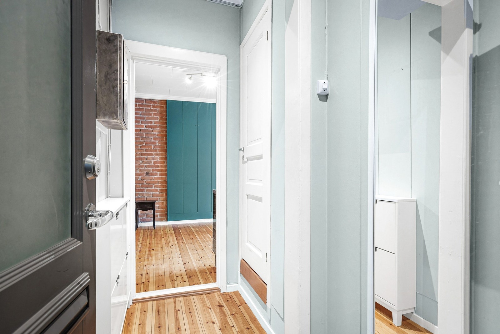 Entré med inngang til bad på høyre side. Galleribilde