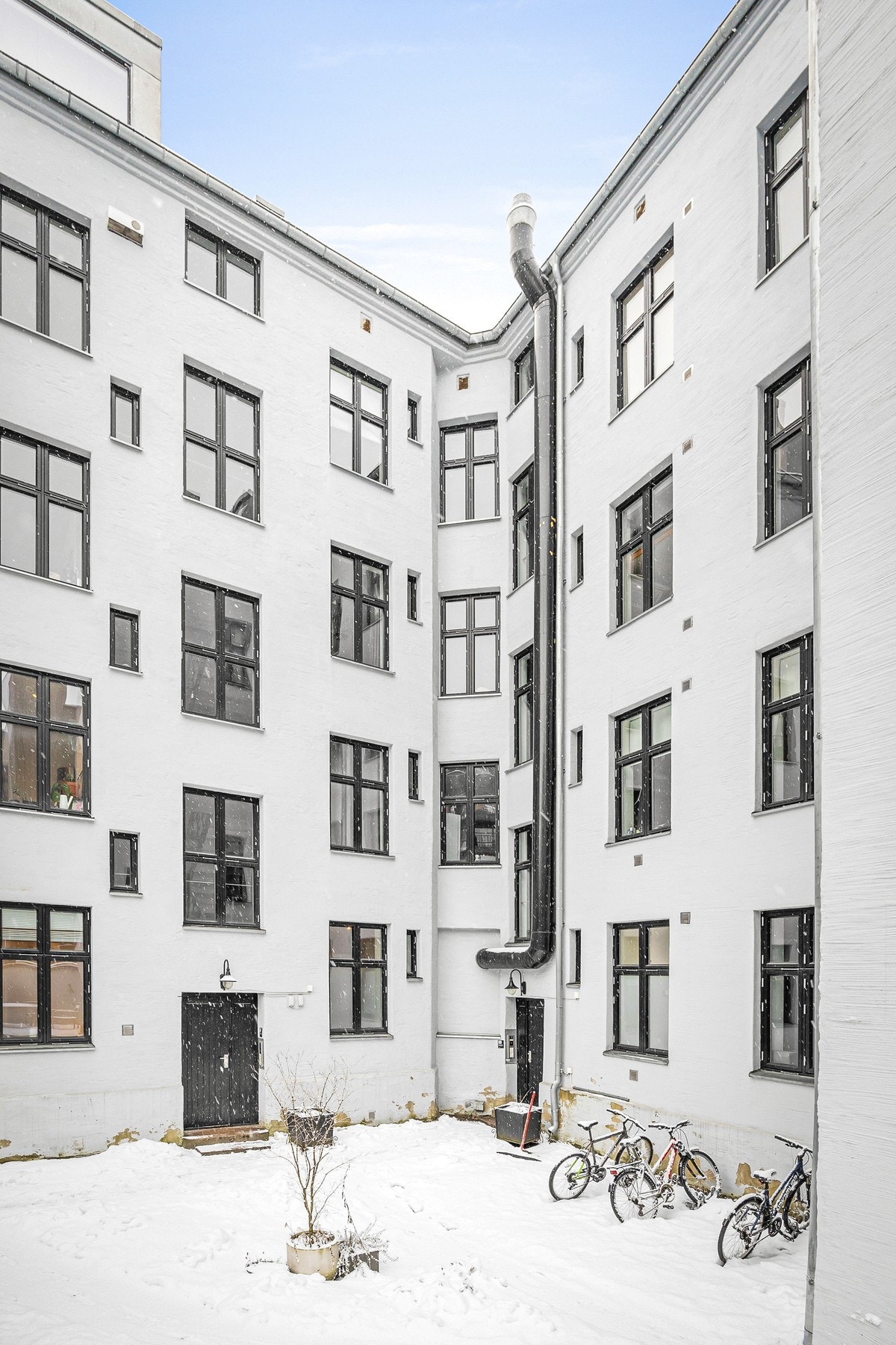 Rolig og tilbaketrukket bakgård som gir et fredelig bomiljø - her kan du nyte stillheten midt i byen. Galleribilde