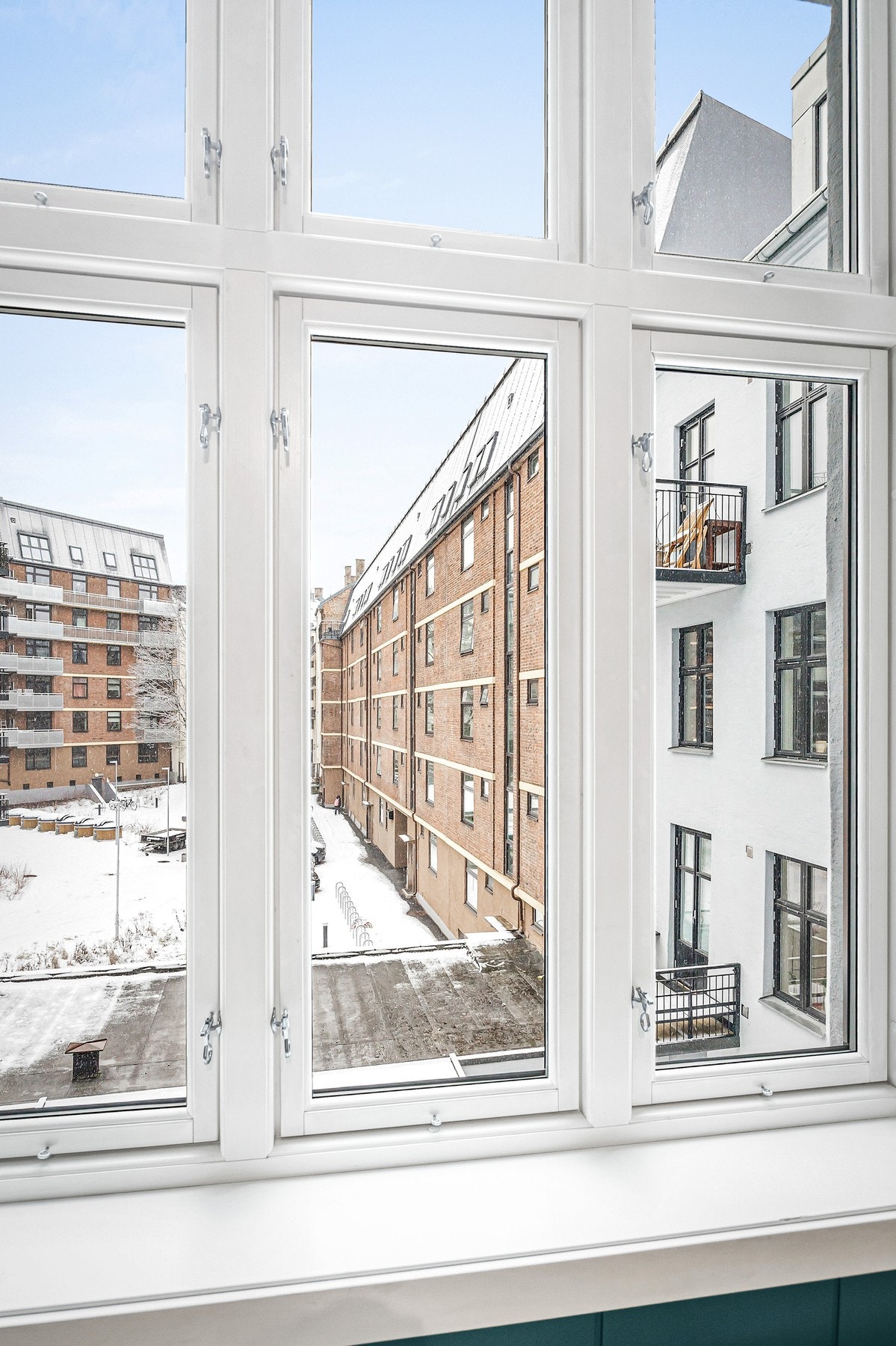 Store vindusflater som slipper inn mye naturlig lys. Galleribilde