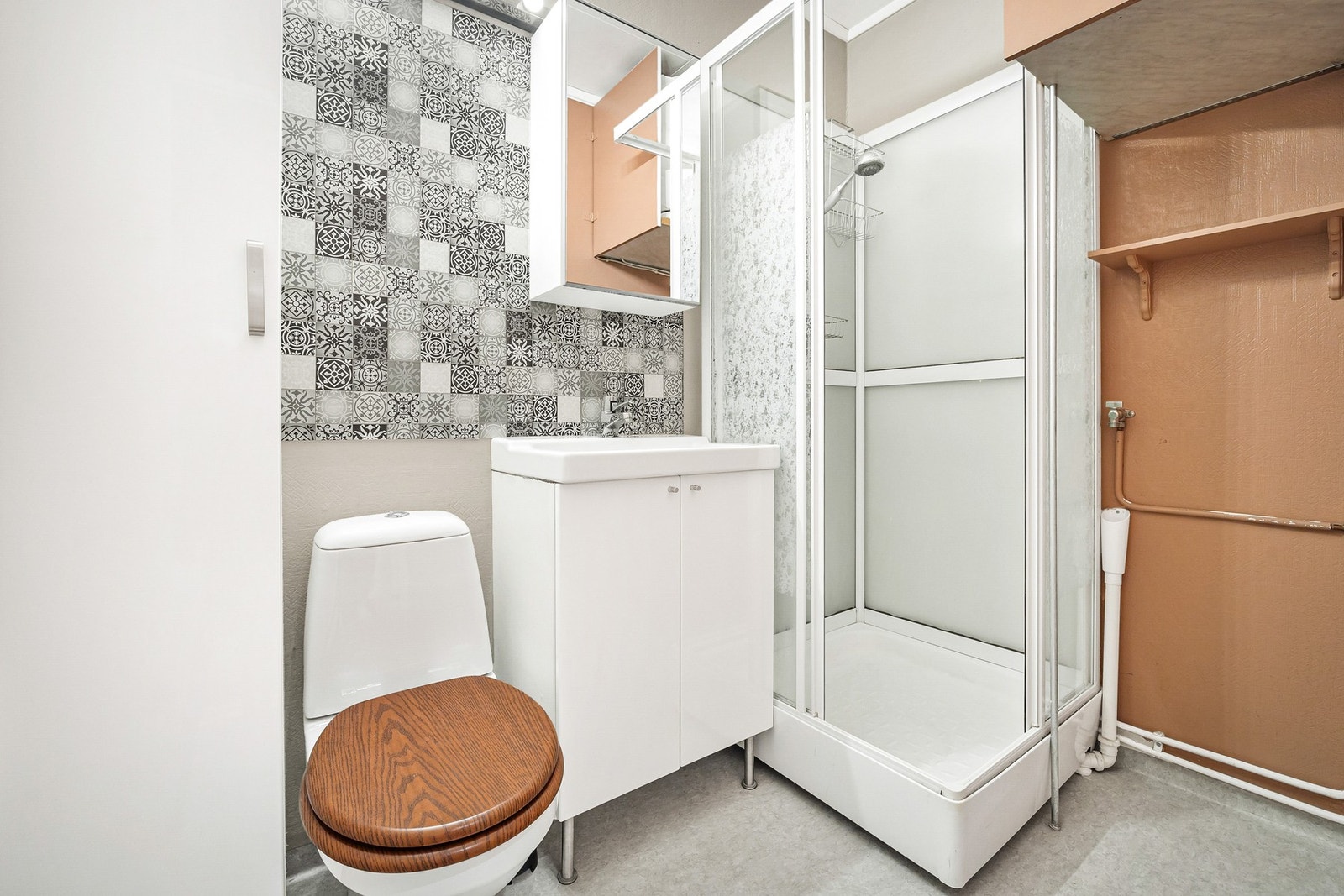 Badet har mye skapplass og gode oppbevaringsmuligheter. Galleribilde