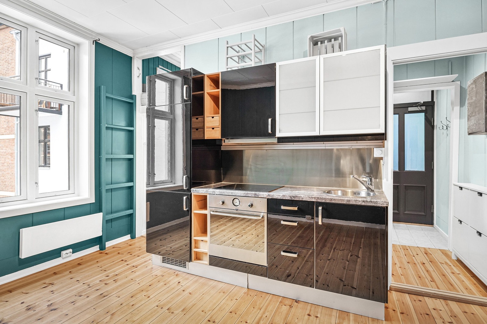 Flott kjøkken med integrerte hvitevarer. Galleribilde