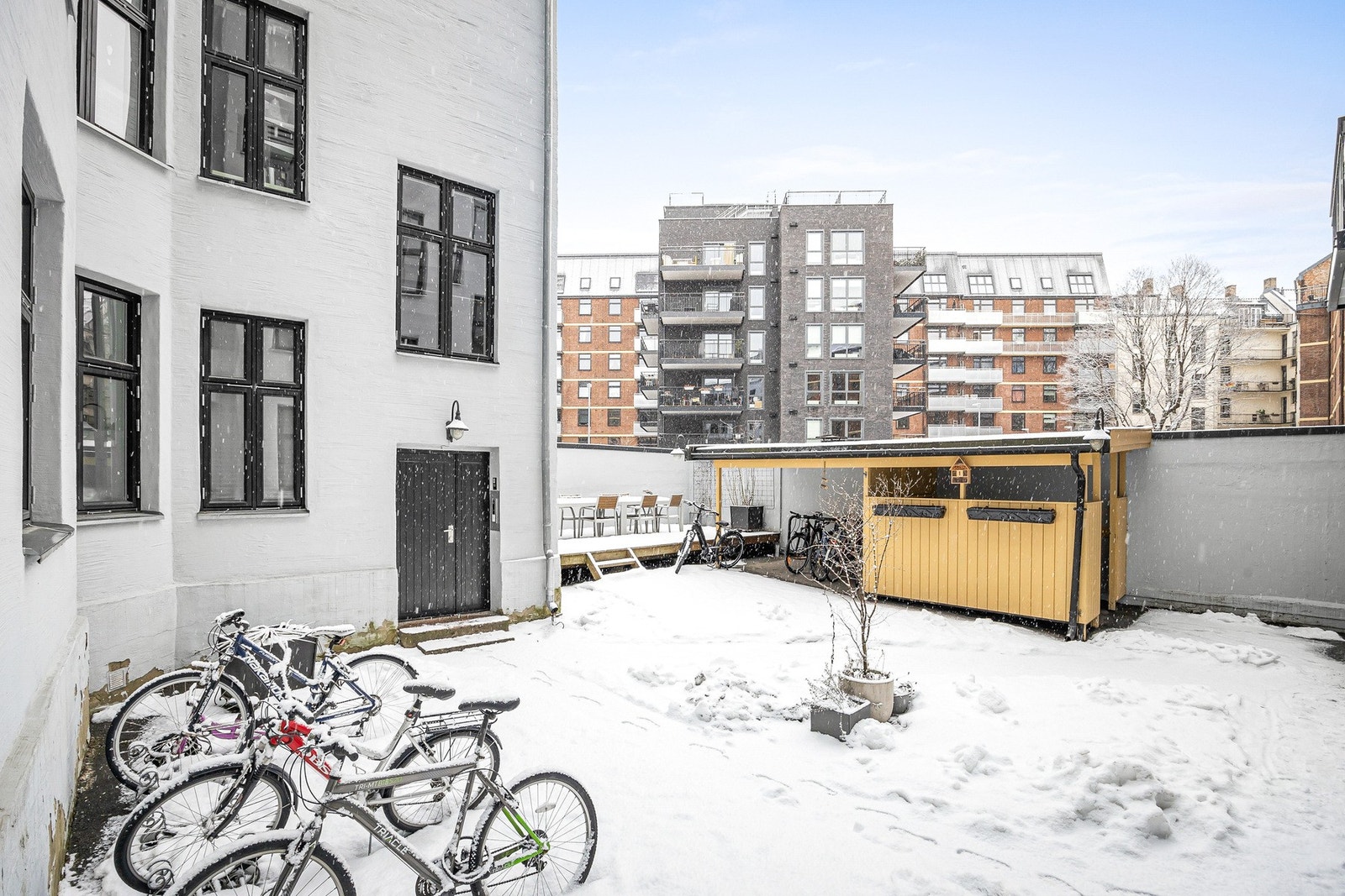 Bakgården har en egen sykkelparkering. Her kan barnevogner også settes. Galleribilde