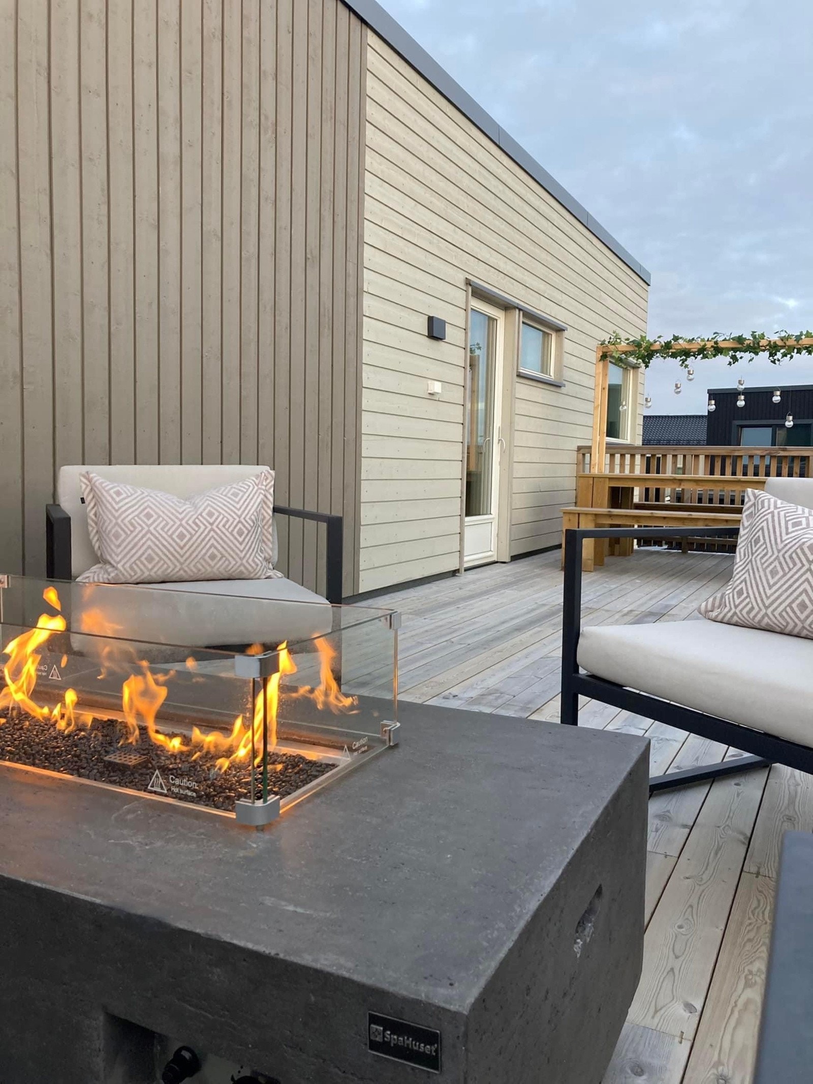 Trivelig innredet terrase med god plass til både sofagruppe og spiseplass Galleribilde