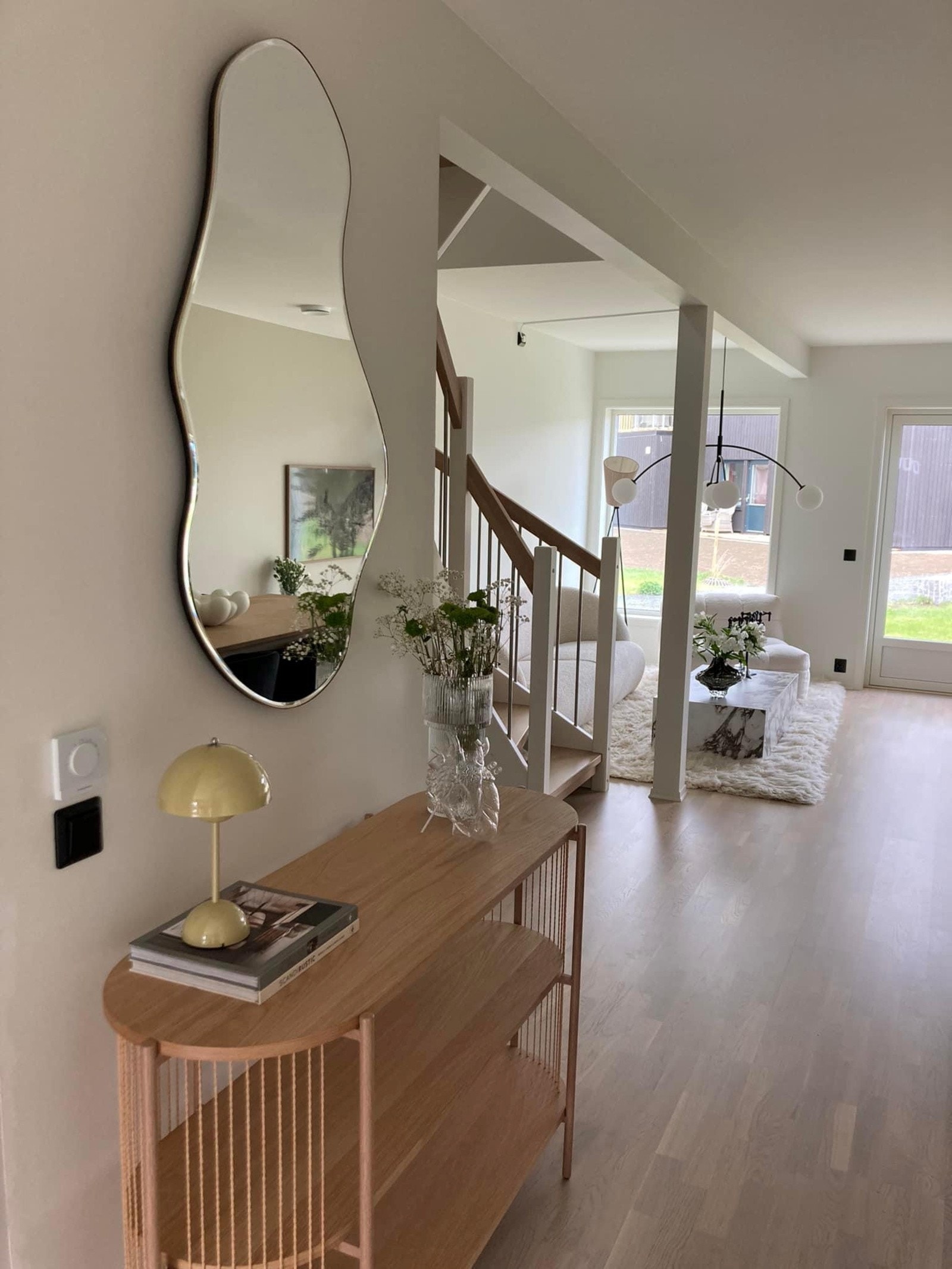 Stor stue i 1.etg. med oppgang til loftstue, 3 soverom, bod og WC i 2.etg. Galleribilde