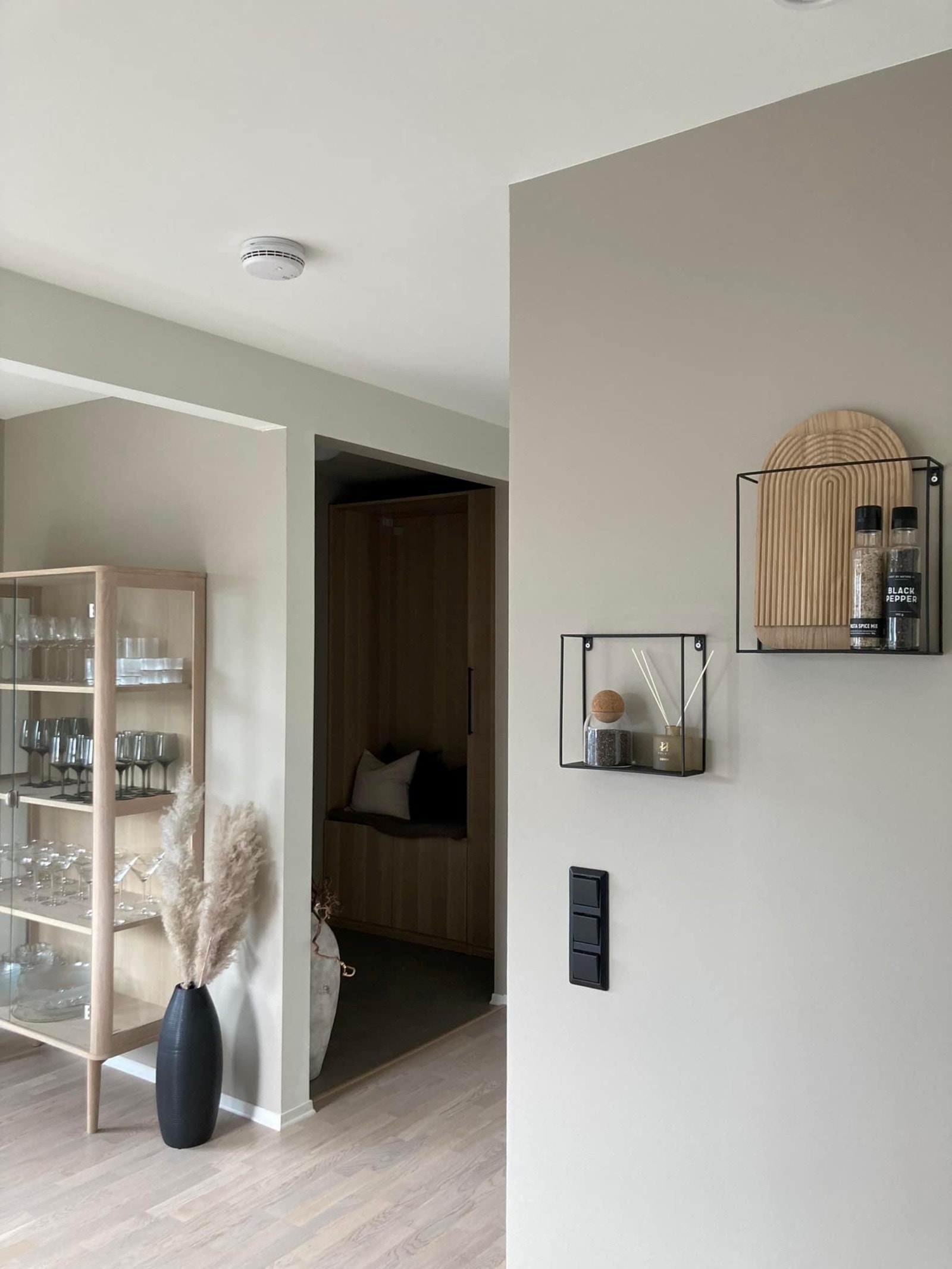 Fra kjøkken mot entrèen som er flislagt og har plassbygd garderobe med sittebenk. Galleribilde