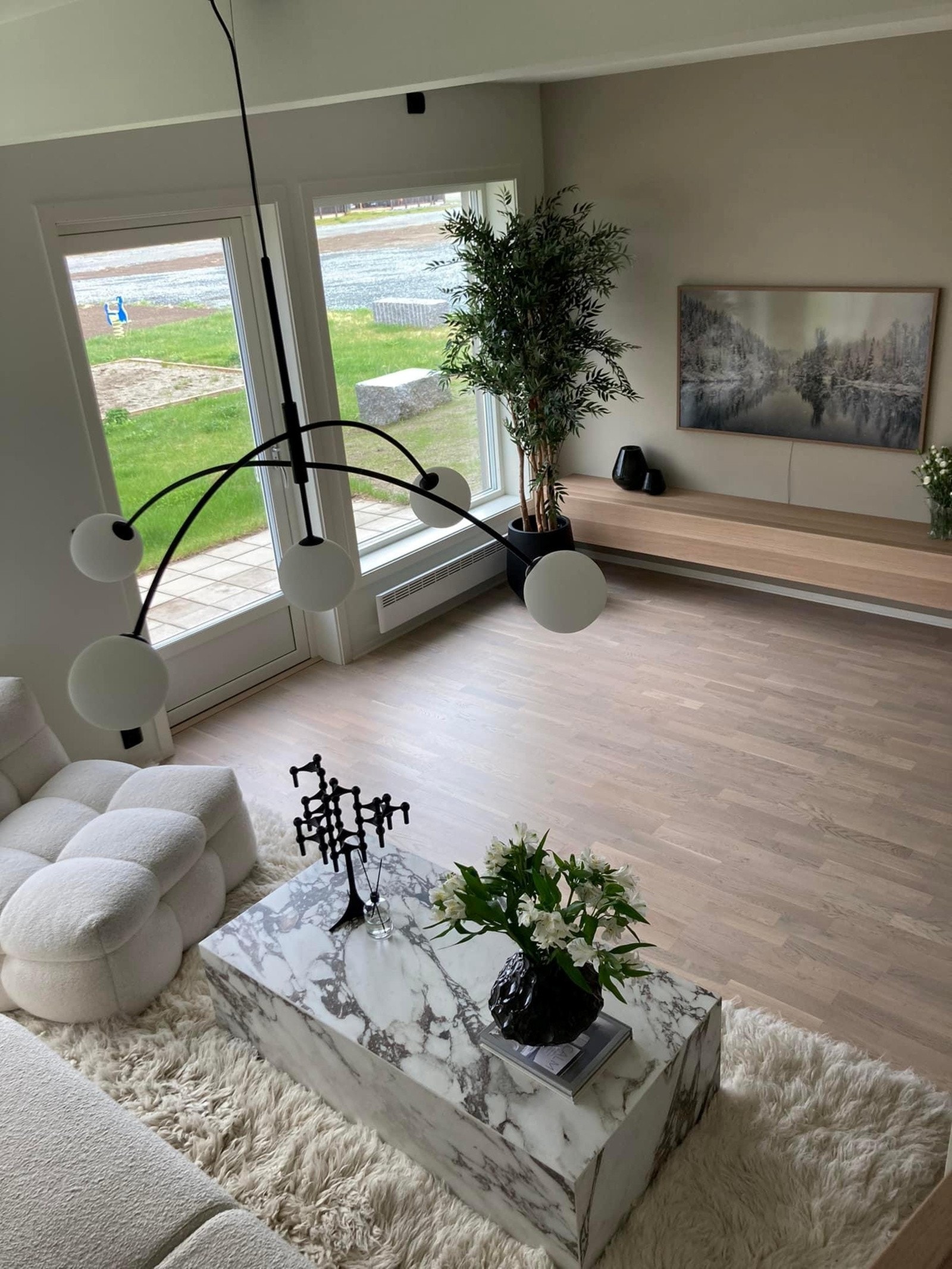 Stue med store vindusflater som gir godt med lysinnslipp som gir god romfølelse. Galleribilde