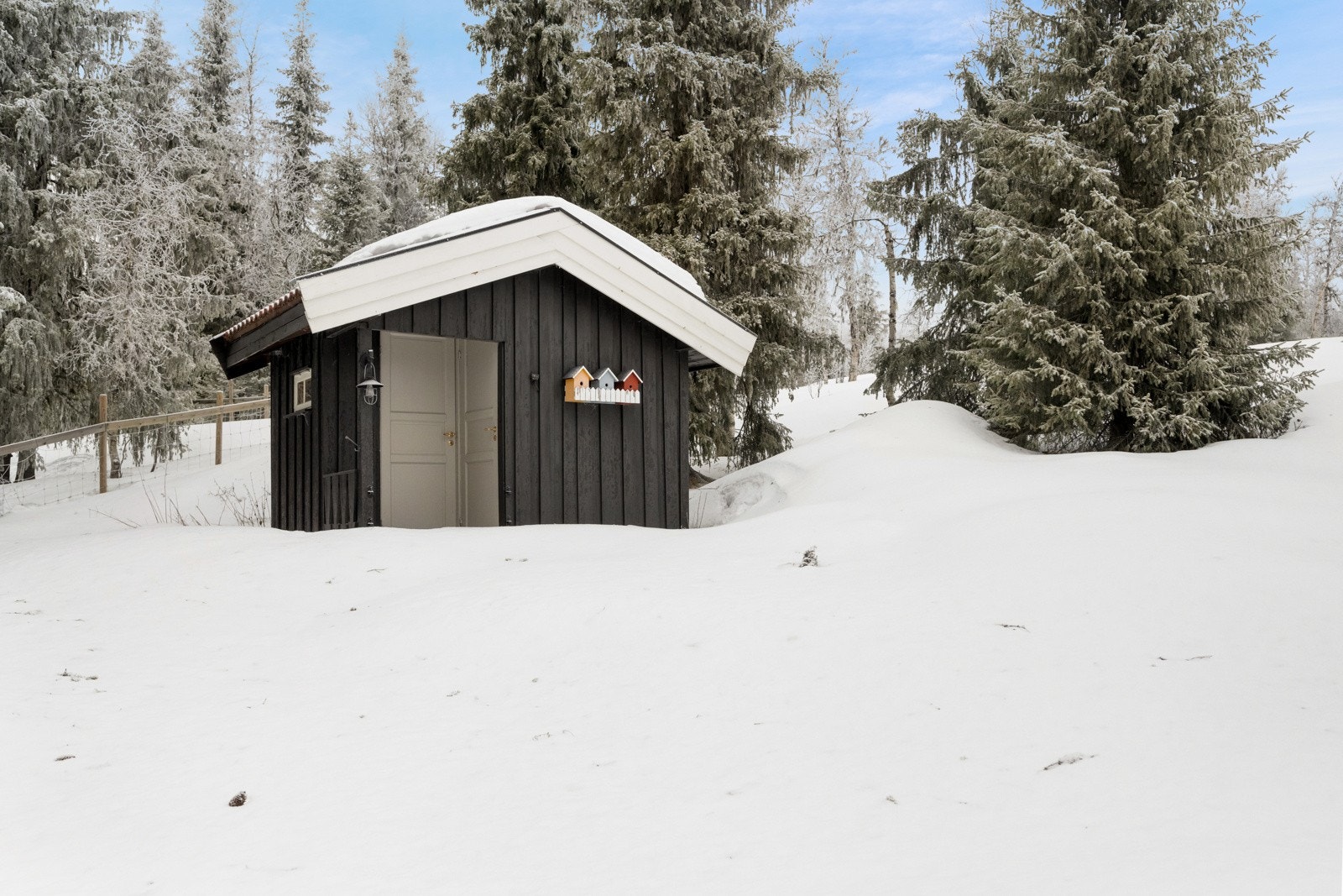Bod på eiendommen med utedo og vedskjul Galleribilde