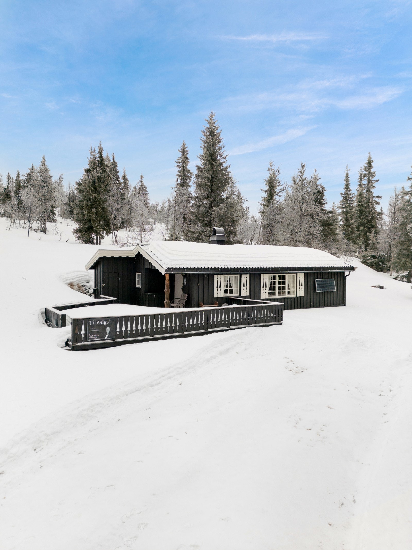 Praktisk utebod med inngang til aggregat, gass og propanbeholder Galleribilde