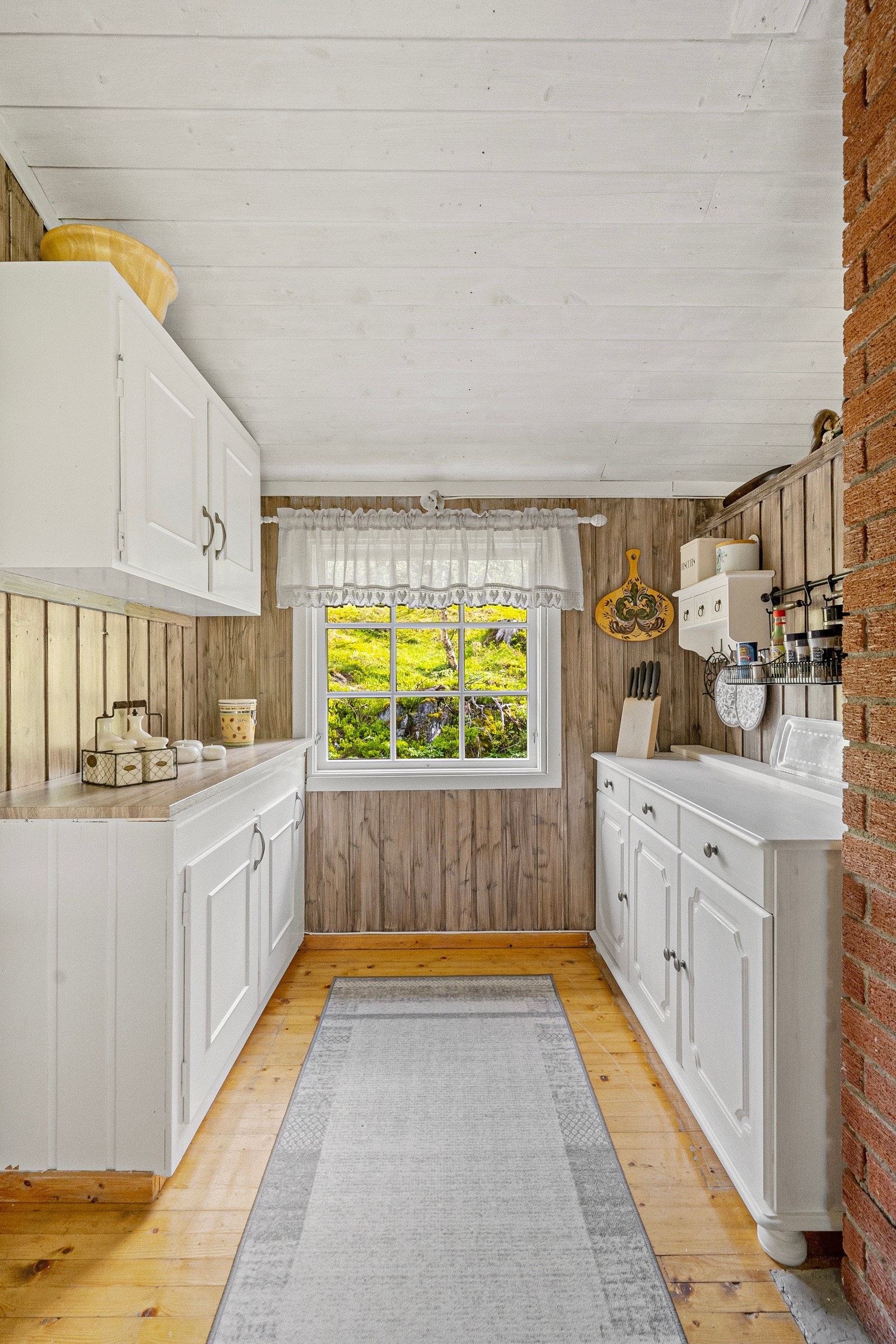 På kjøkkenet er det gasskomfyr og gasskjøleskap. Galleribilde