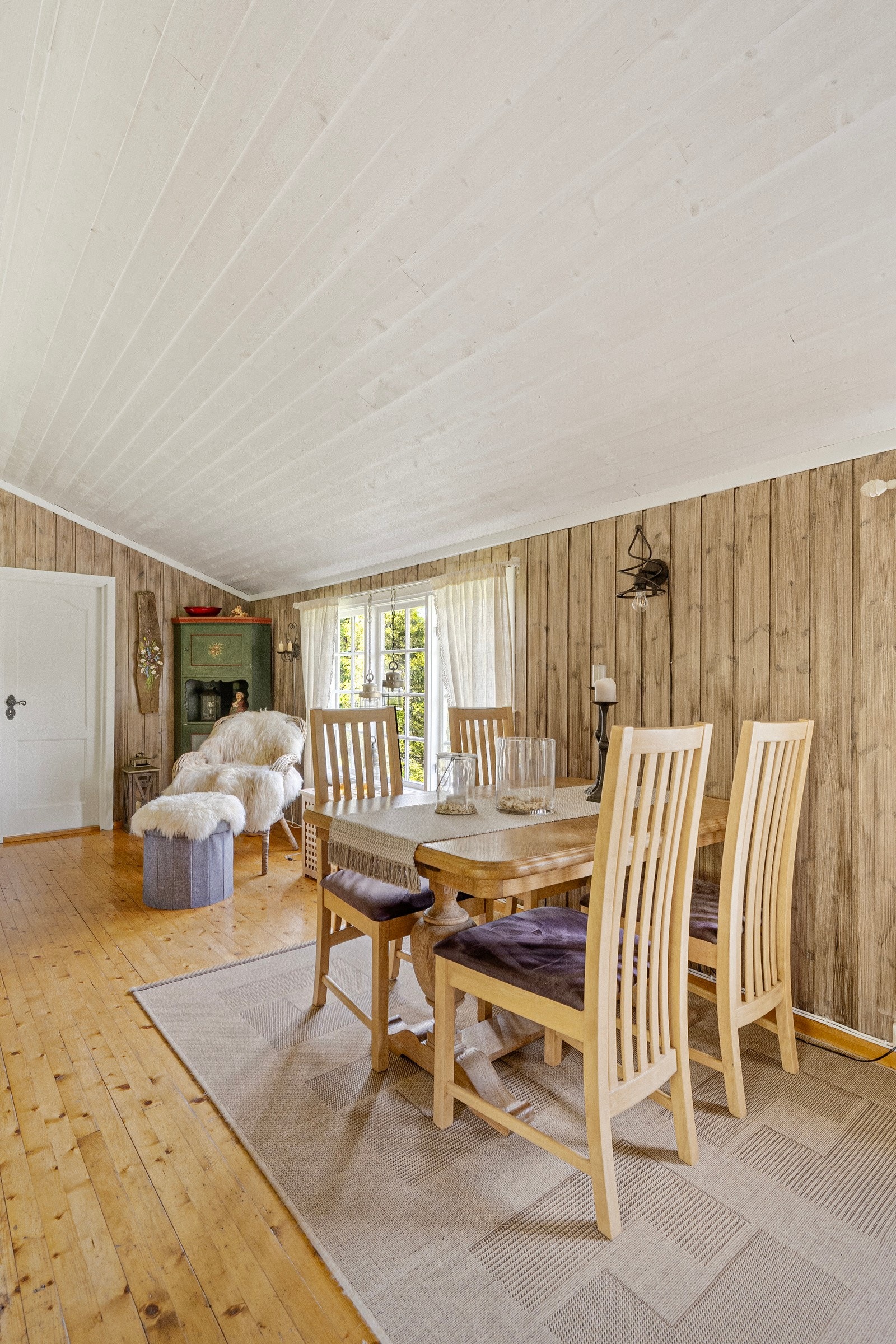 Rommet har tregulv og det er panel på vegger og malt panel i tak Galleribilde