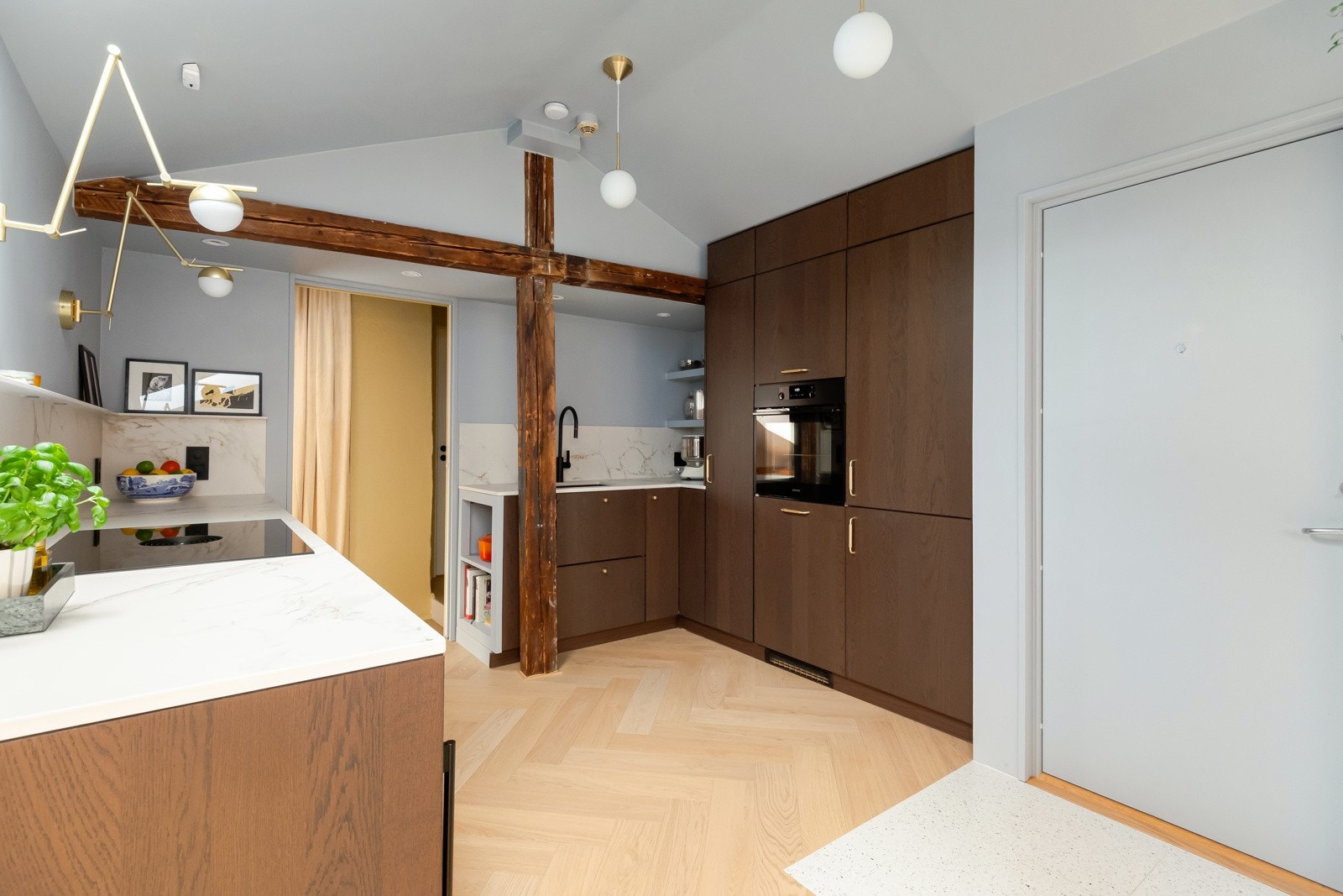 Vi går et trinn opp fra stuen hvor vi finner dette nydelige kjøkkenet. Galleribilde