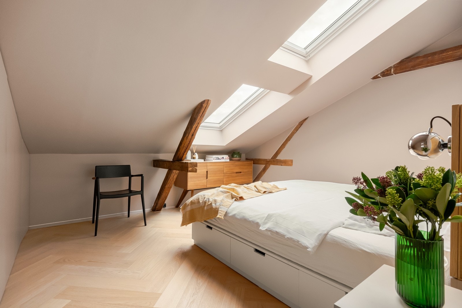 Det er montert mørkleggingsgardin i takvinduene. Galleribilde