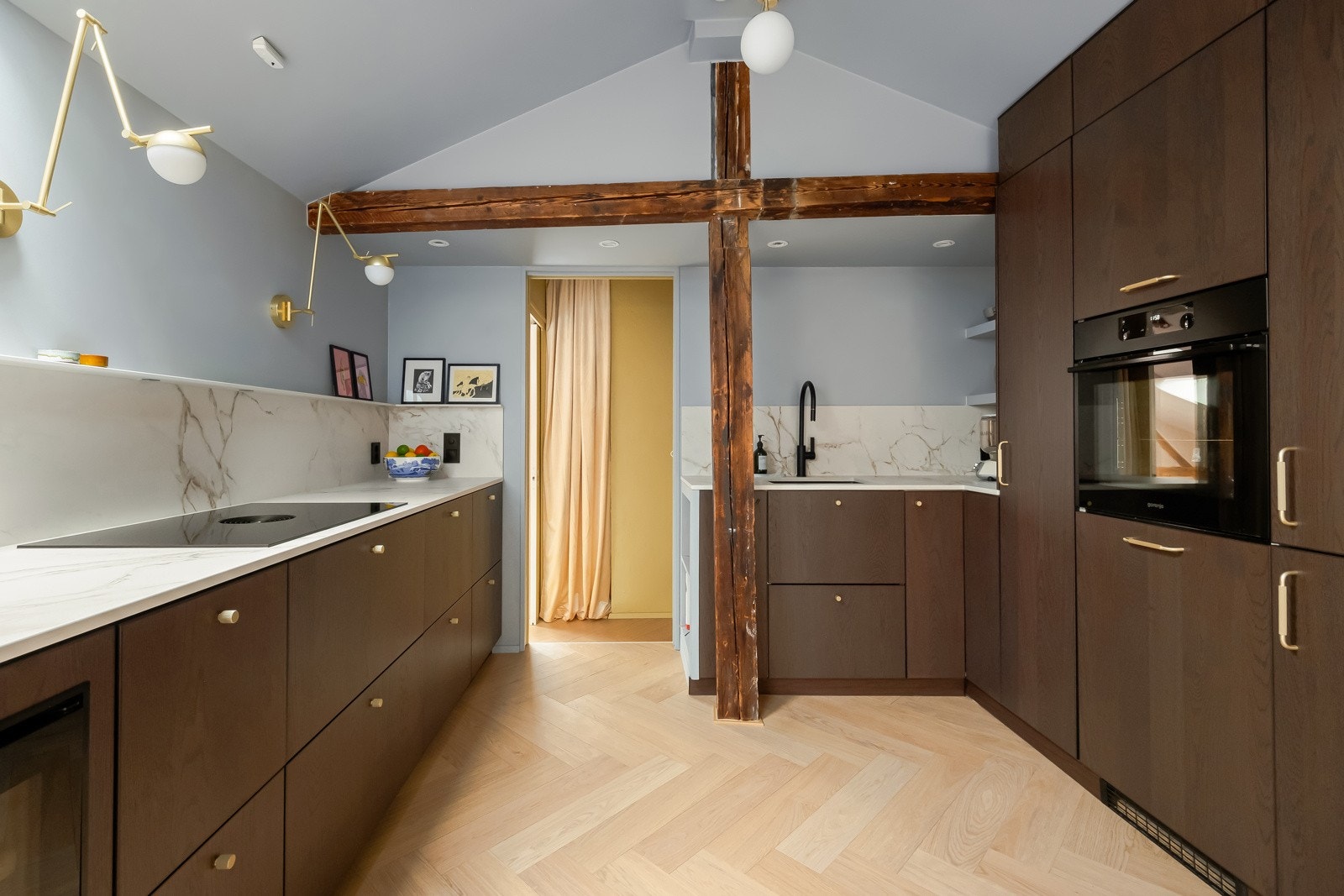 Kjøkkeninnredningen er fra Ikea. Det er lagt stor vekt på funksjonalitet og oppbevaring. Galleribilde