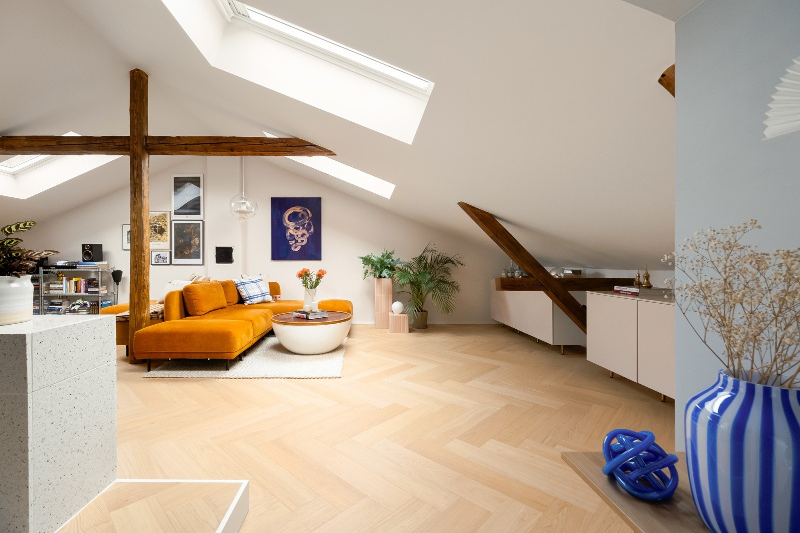 Stuen er virkelig hjertet i boligen, og det er lagt stor vekt på et ordentlig godt oppholdsrom. Galleribilde