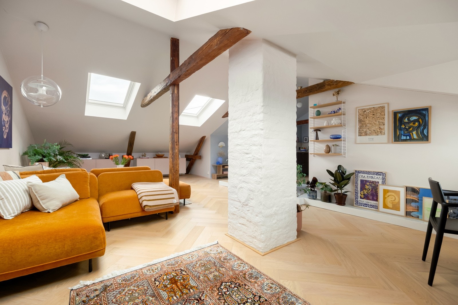 Det er verdt å nevne at det er to pipeløp det er mulig å koble seg på, dersom det er ønskelig med peis. Det gjelder pipeløp bak sofaen og i mellomgang. Galleribilde