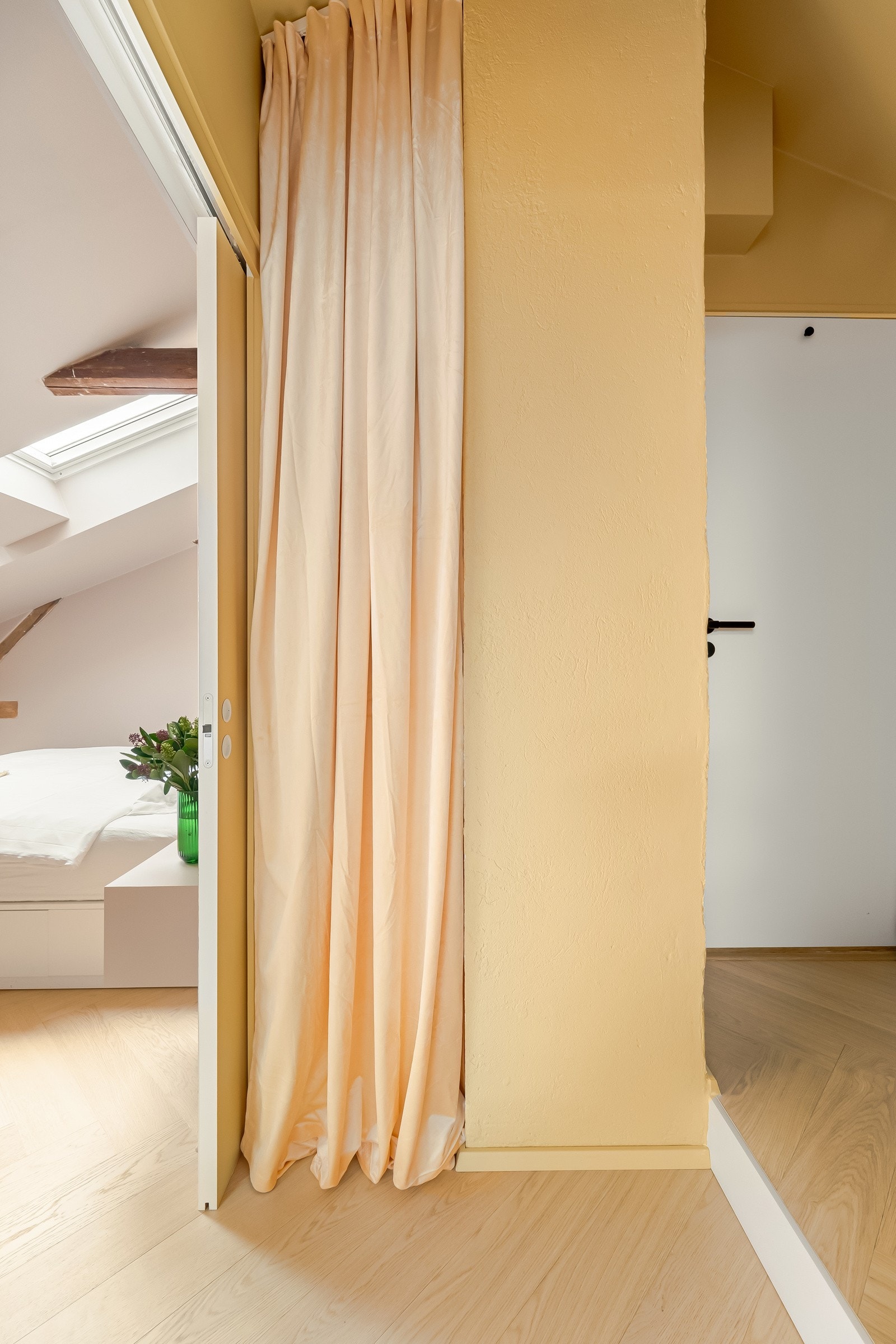 Bak forhengene finner du massevis av praktisk oppbevaring, i tillegg til oppbevaringsmuligheter på hems. Galleribilde