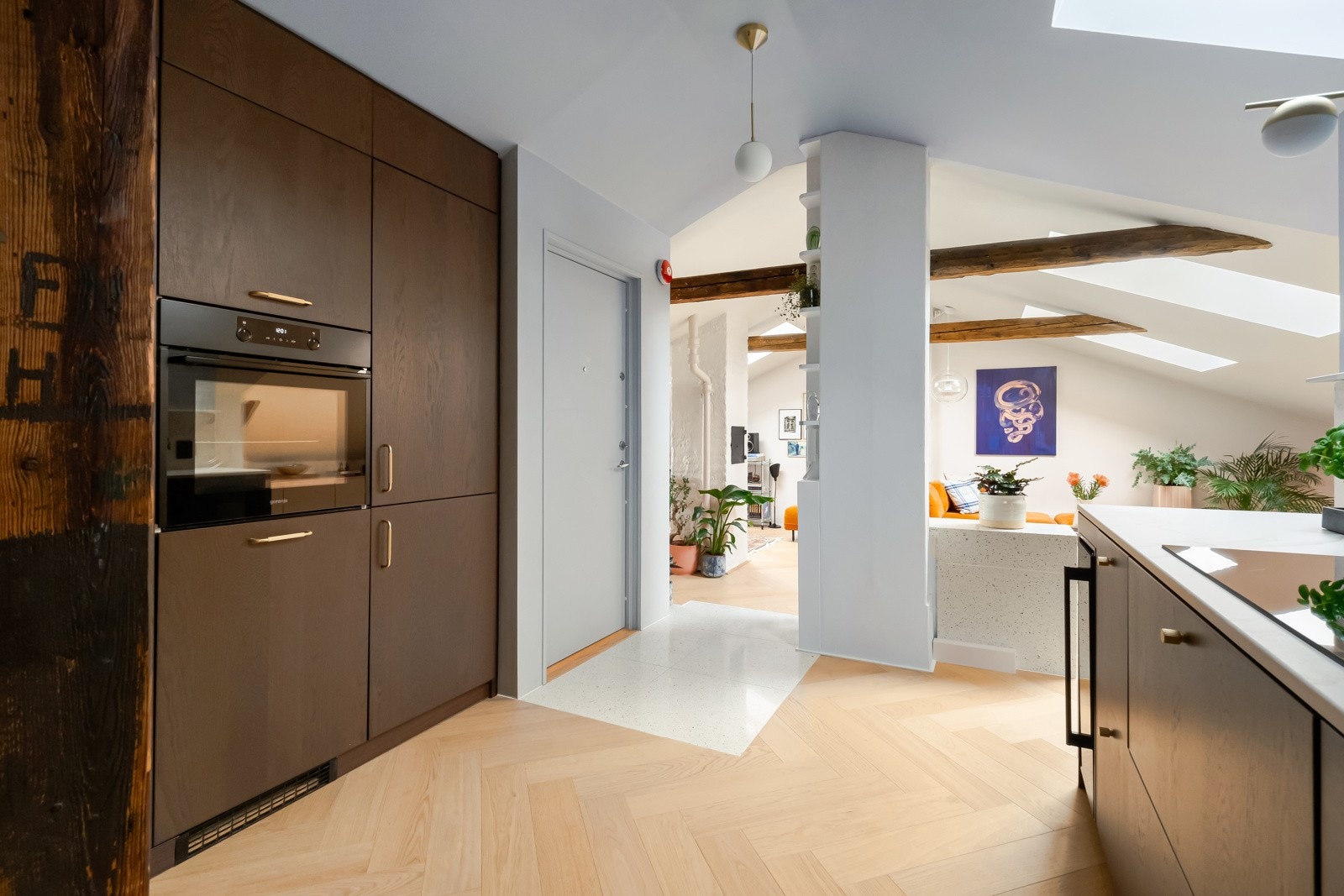 Det er lagt opp til god flyt og fint lysinnslipp mellom rommene. Galleribilde