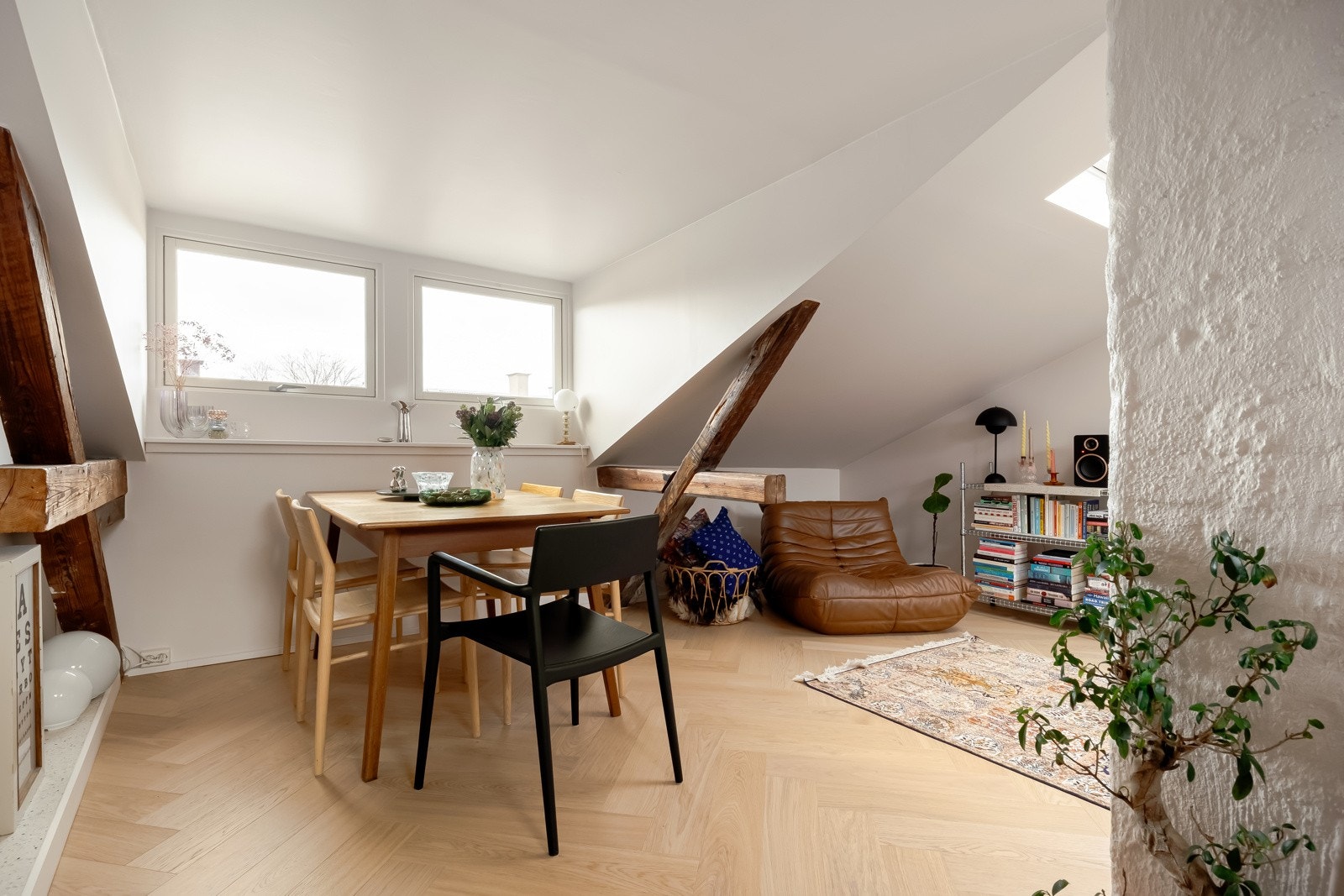 Spiseplass må man selvsagt ha! Skulle du trenge et stort langbord er det rikelig med plass å ta av. Galleribilde