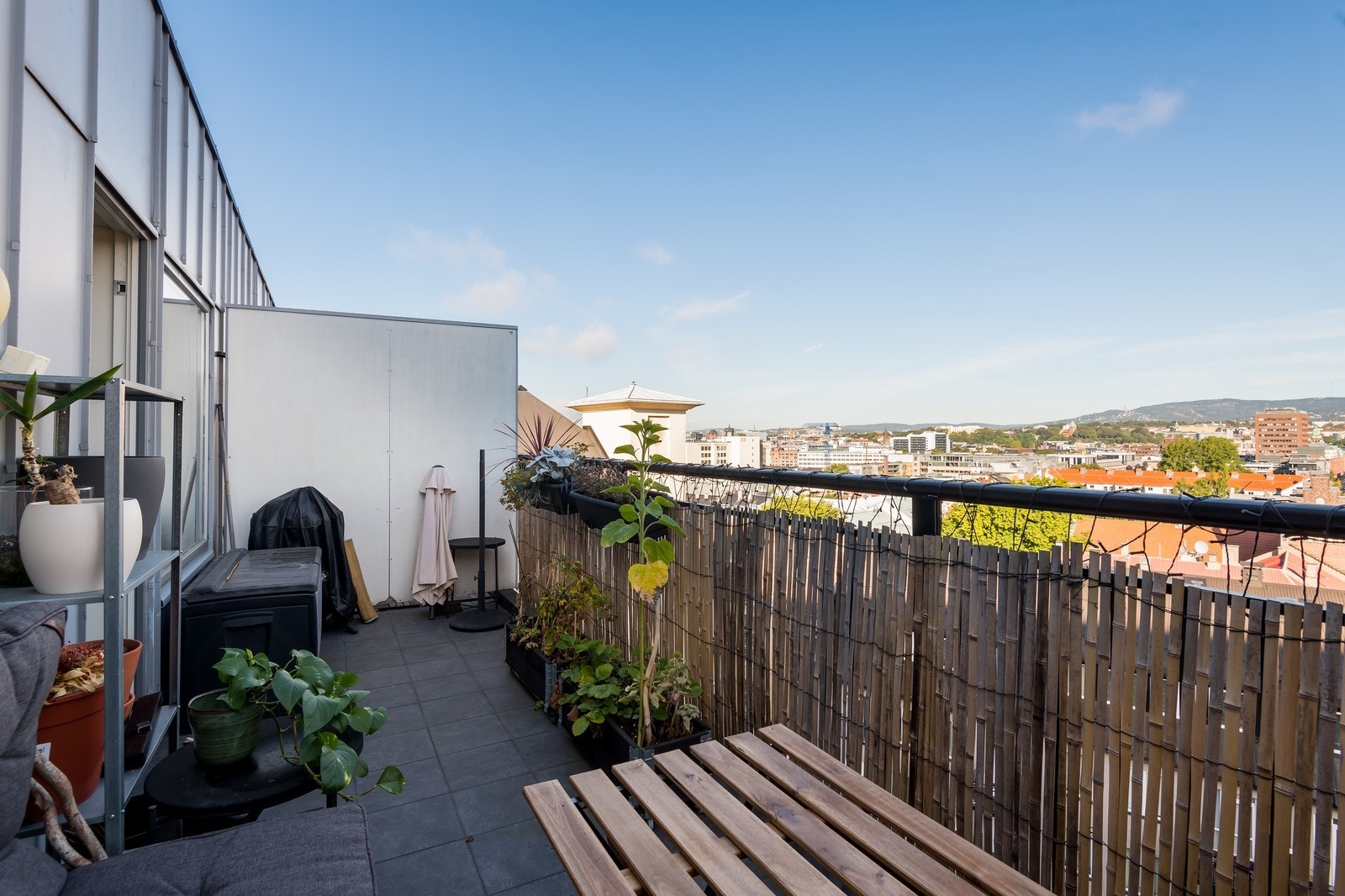 Terrassen vender mot nordvest, noe som gir gode solforhold på ettermiddag og kveld. Galleribilde