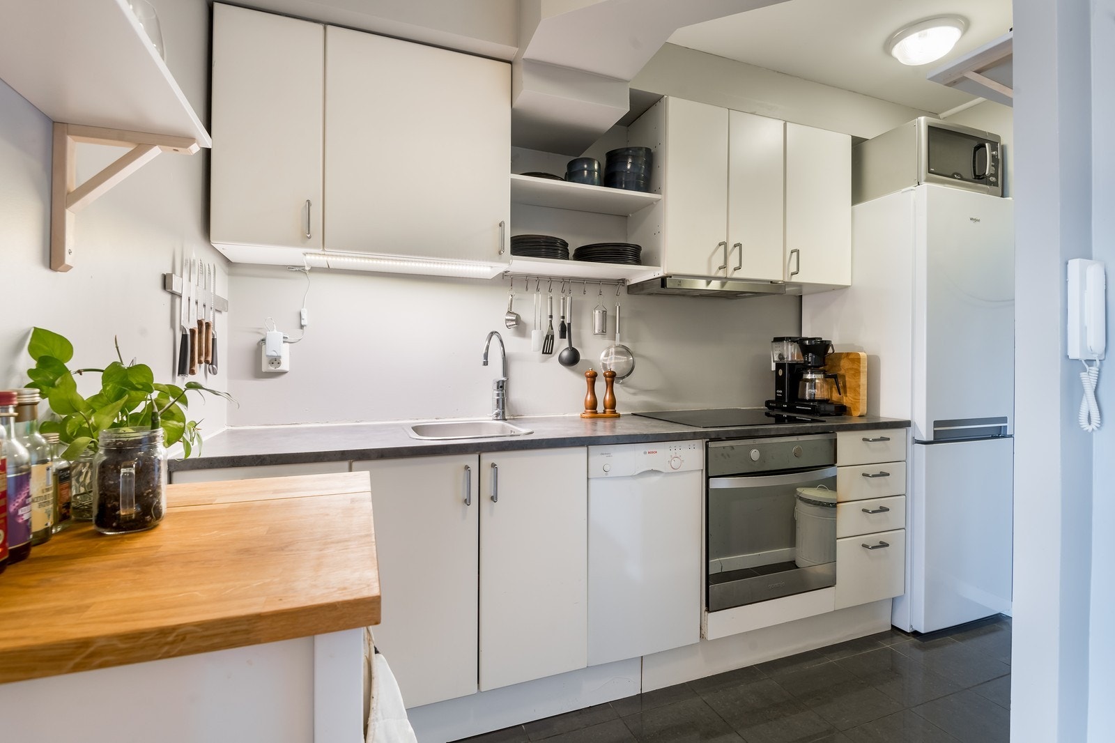 Lyst kjøkken som har godt med skap- og benkeplass. Galleribilde