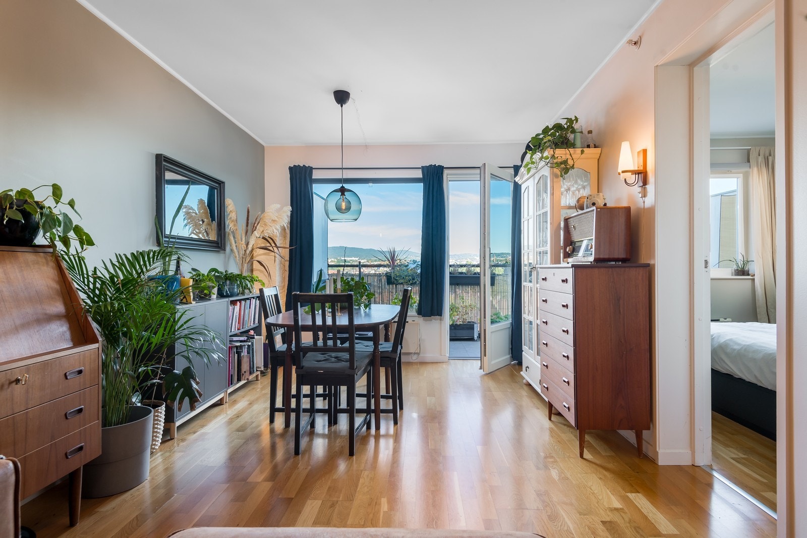 Romslig stue med god plass til flere sittegrupper. Galleribilde