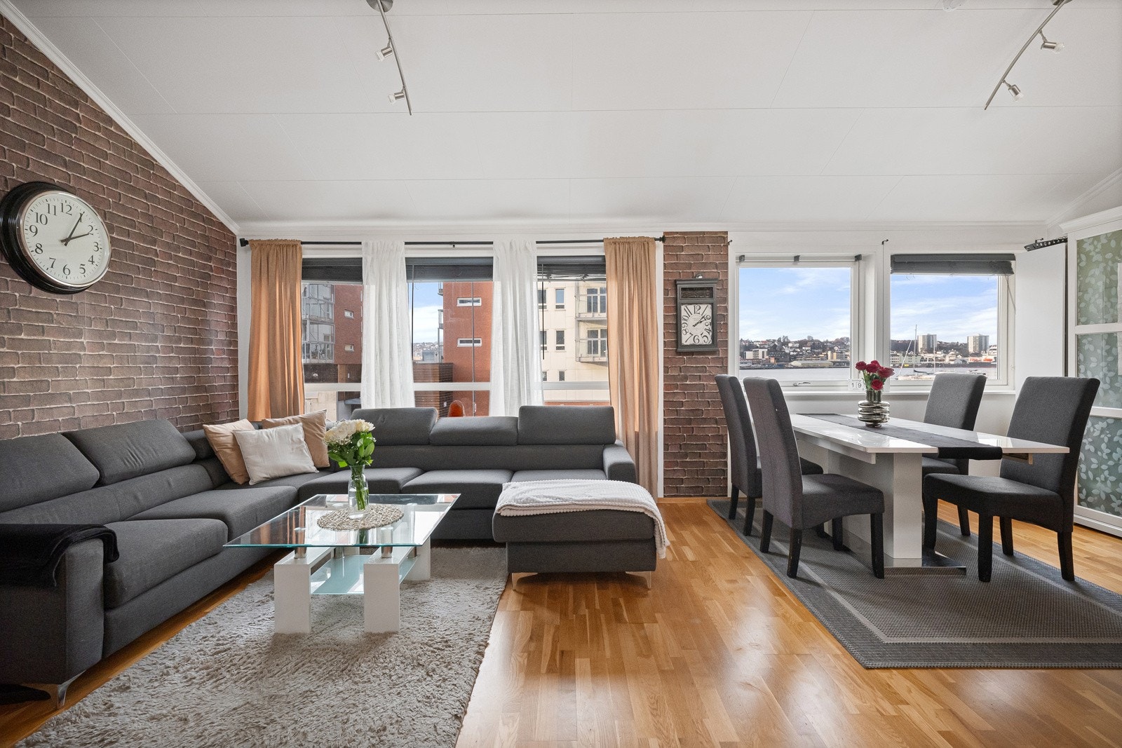 En fin og åpen stue/kjøkken Galleribilde