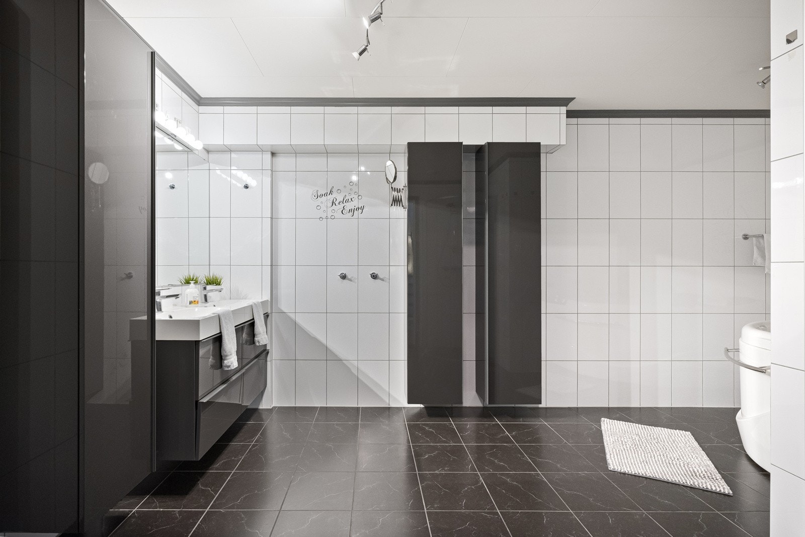 Stort og pent, flislagt bad Galleribilde