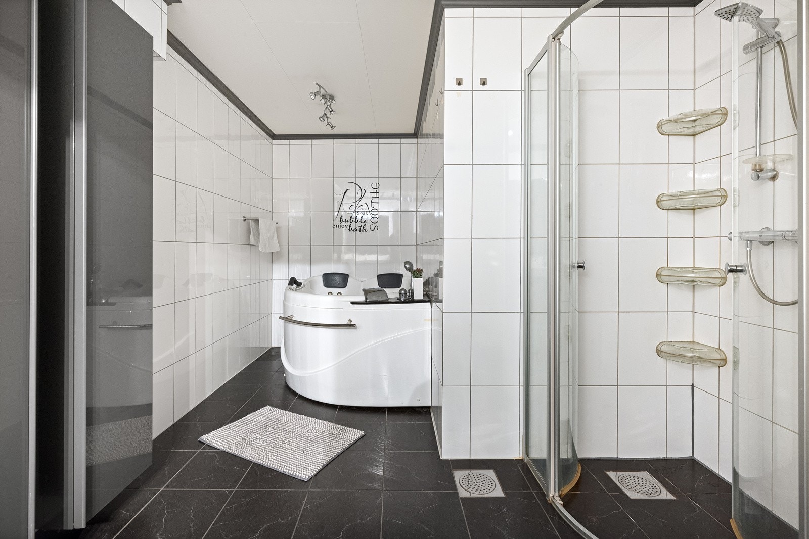 Stort boblebad og dusj Galleribilde