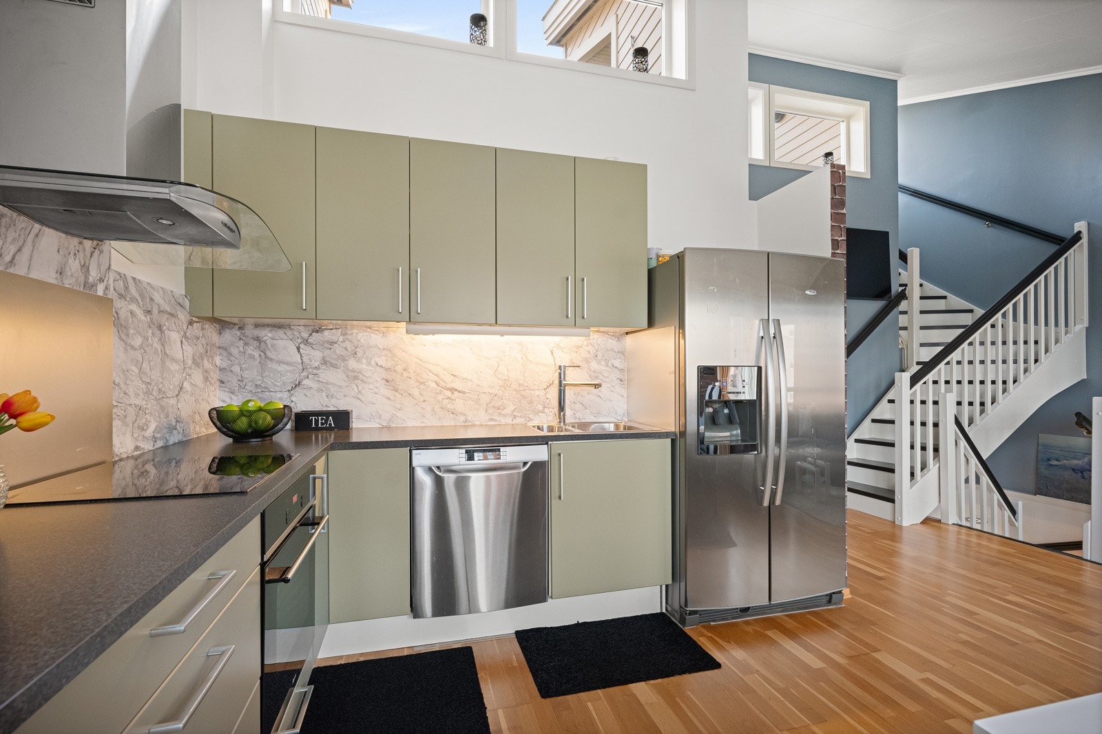 Pent kjøkken i en delikat grønntone Galleribilde