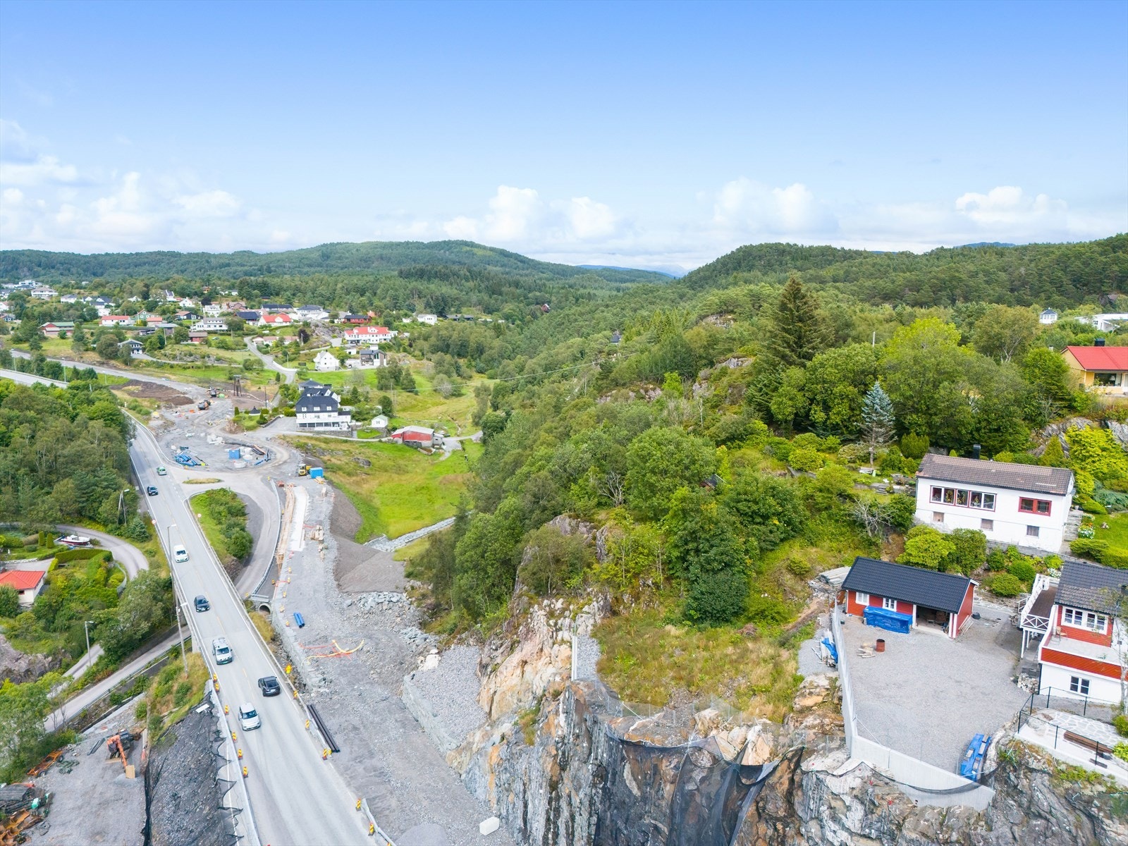 Tomten er omtrent midt i bildet. Galleribilde