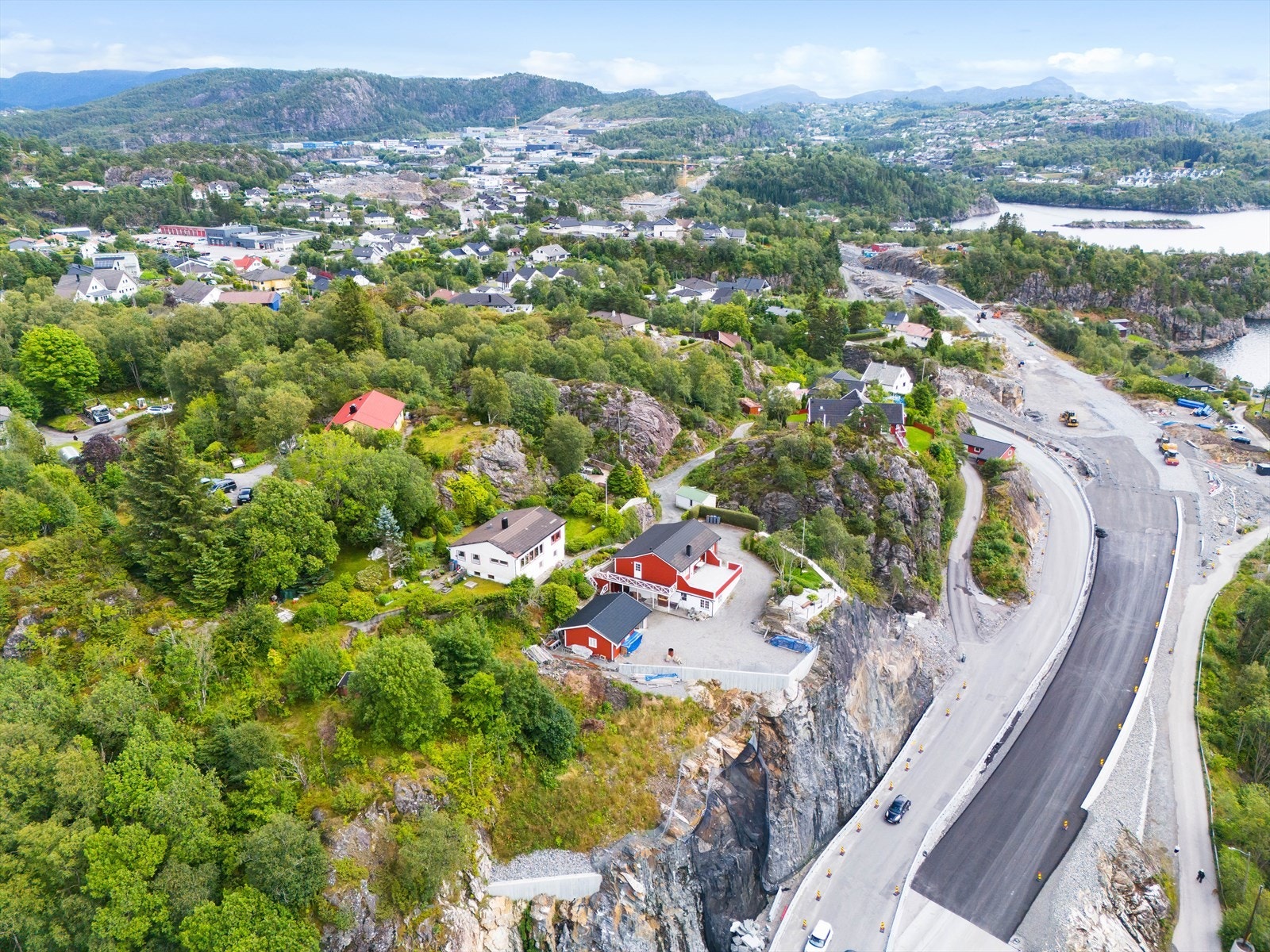 Nyeveien nordover på øyen kommer like nedenfor eiendommen. Galleribilde
