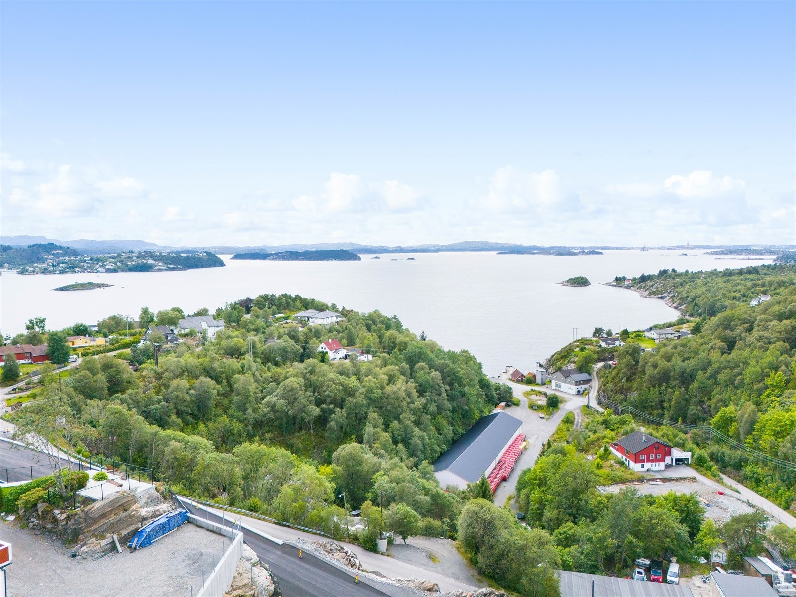 Utsikt mot Hauglandsosen og Hjeltefjorden. Ågotnes i det fjerne. Galleribilde
