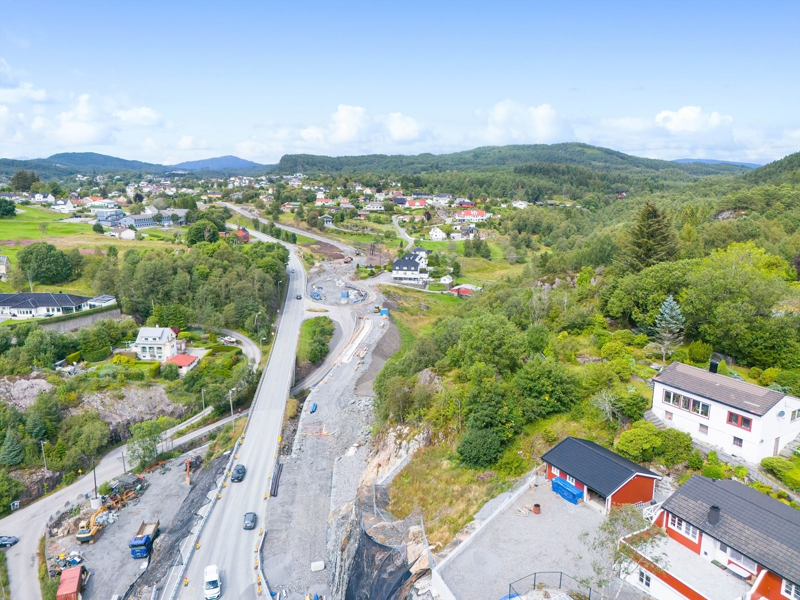 Nydelig turområder mot Dronningen og i skogen mellom Ravnanger, Haugland og Ask. Galleribilde