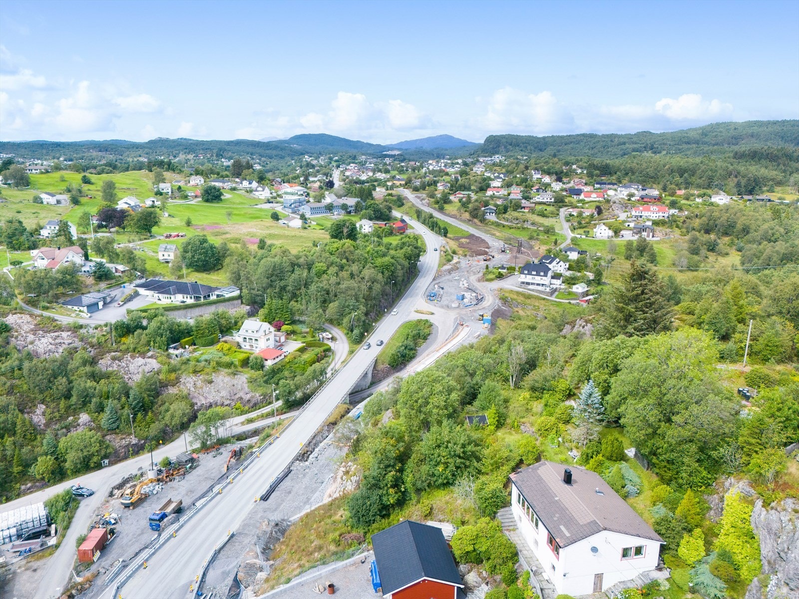 Veien over Ravnangerflaten mot Ravnanger. Galleribilde