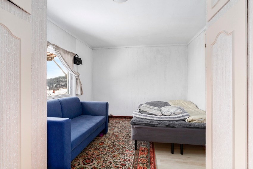 Romslig soverom med god plass til dobbeltseng og tilhørende møblement. Galleribilde