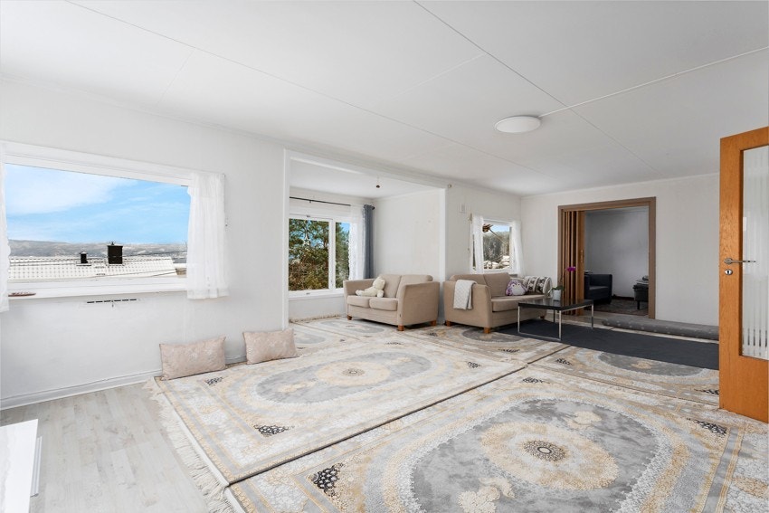 Stuen er svært romslig og har mange gode møbleringsmuligheter. Galleribilde