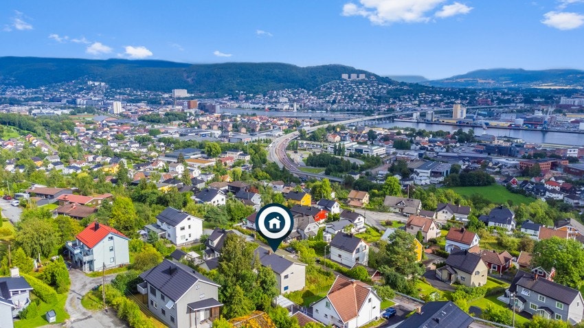 Aktivt nærmiljø med kort avstand til idrettsanlegg som løpebane, håndballhall, turparker og Drammensbadet. Galleribilde