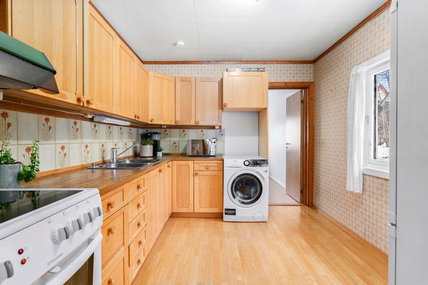 Kjøkken med god skap- og benkeplass. Opplegg for vaskemaskin. Galleribilde