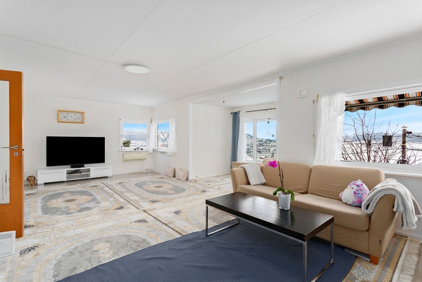 Lys og innbydende stue med fantastisk utsikt. Galleribilde