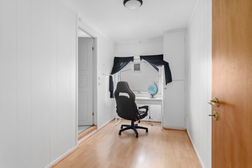 Soverom II. med adkomst til baderommet. Galleribilde